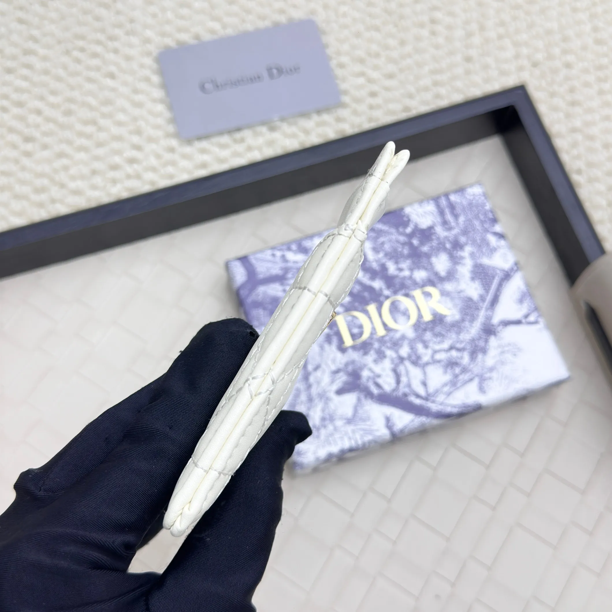 💰100 Dior's new card holder Size: 11*7.5*1, model 2379. It is carefully made of soft cowhide, decorated with cannage pattern topstitching, and embellished with the "CD" logo on the front. Elegant and refined,