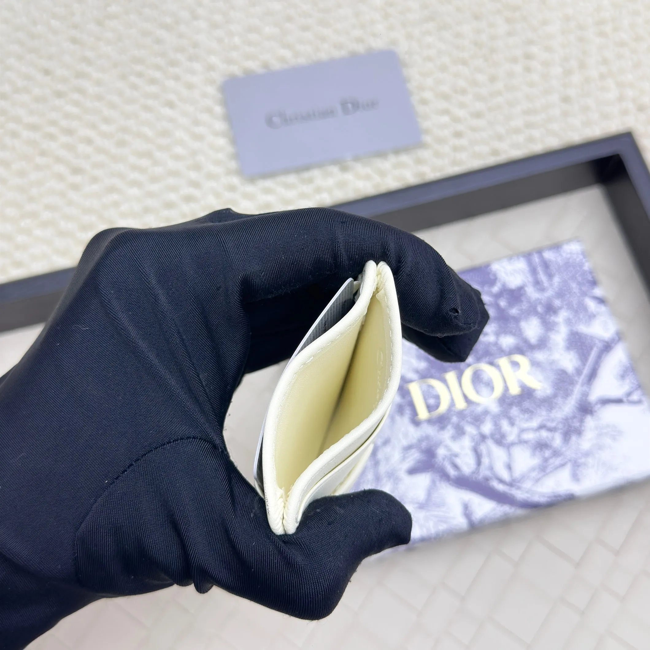 💰100 Dior's new card holder Size: 11*7.5*1, model 2379. It is carefully made of soft cowhide, decorated with cannage pattern topstitching, and embellished with the "CD" logo on the front. Elegant and refined,