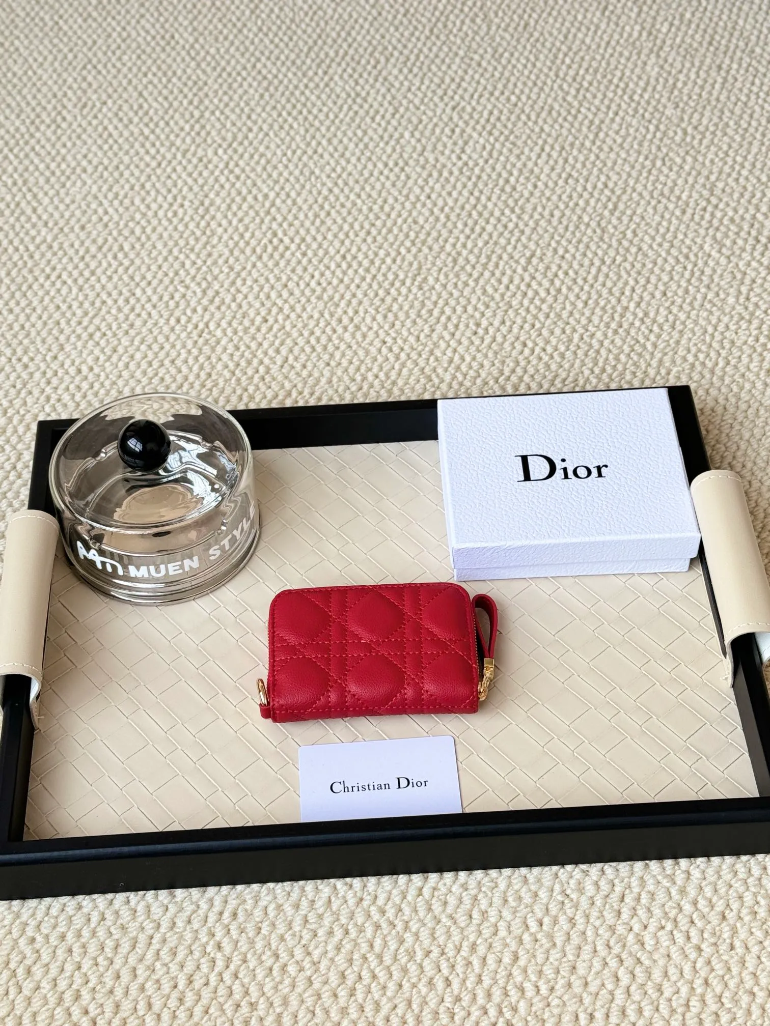 💰150 Dior New Caro Zippered Card Holder I love it. I originally wanted to buy a wallet, but I fell in love with this card holder. The size is just right and there are enough card slots. When Sydney is on lockdown and you can't go to the store, SA will send you photos and payment links. It's very convenient. I paid in the morning and received it in the afternoon. I think it looks better than the zipper card holder in C. The small metal ring next to the zipper is convenient for connecting the card holder to the bag and is not easy to lose. The calfskin material feels great. No.: S5034 Carol grain (size 9*11cm)