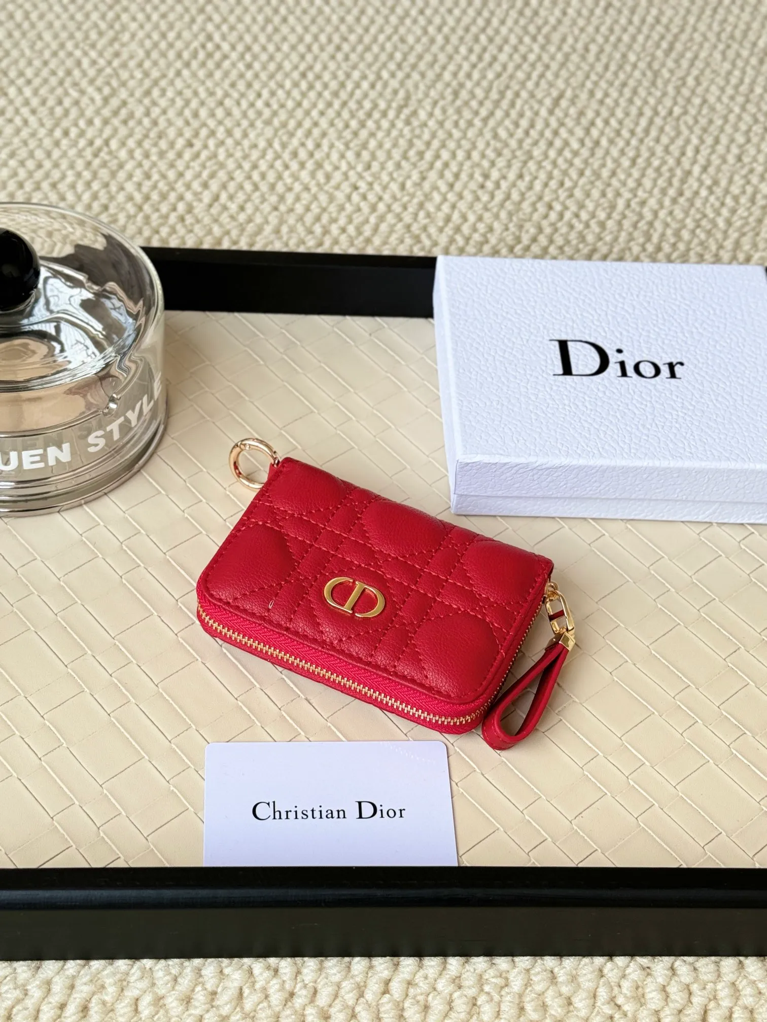 💰150 Dior New Caro Zippered Card Holder I love it. I originally wanted to buy a wallet, but I fell in love with this card holder. The size is just right and there are enough card slots. When Sydney is on lockdown and you can't go to the store, SA will send you photos and payment links. It's very convenient. I paid in the morning and received it in the afternoon. I think it looks better than the zipper card holder in C. The small metal ring next to the zipper is convenient for connecting the card holder to the bag and is not easy to lose. The calfskin material feels great. No.: S5034 Carol grain (size 9*11cm)