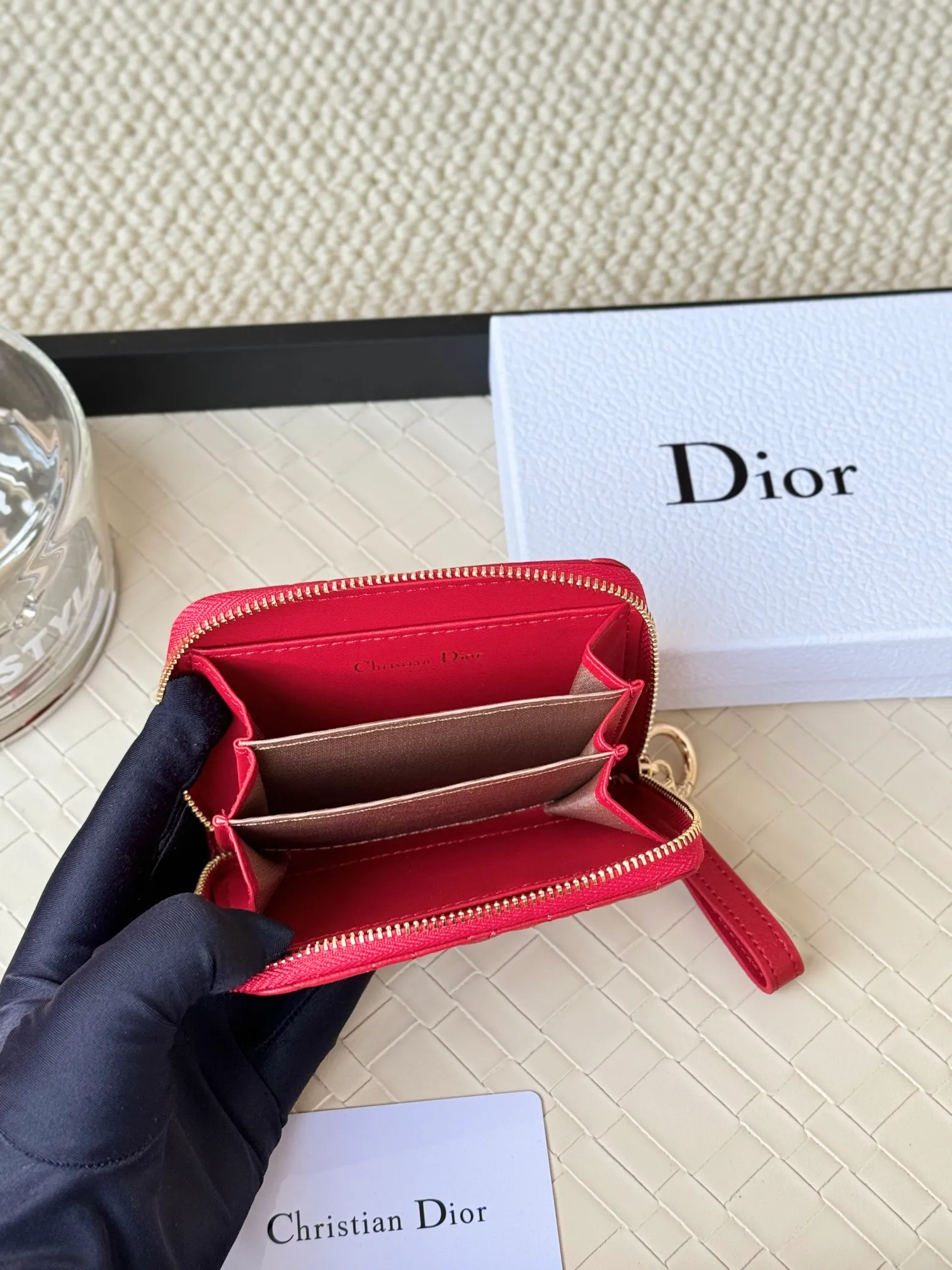💰150 Dior New Caro Zippered Card Holder I love it. I originally wanted to buy a wallet, but I fell in love with this card holder. The size is just right and there are enough card slots. When Sydney is on lockdown and you can't go to the store, SA will send you photos and payment links. It's very convenient. I paid in the morning and received it in the afternoon. I think it looks better than the zipper card holder in C. The small metal ring next to the zipper is convenient for connecting the card holder to the bag and is not easy to lose. The calfskin material feels great. No.: S5034 Carol grain (size 9*11cm)