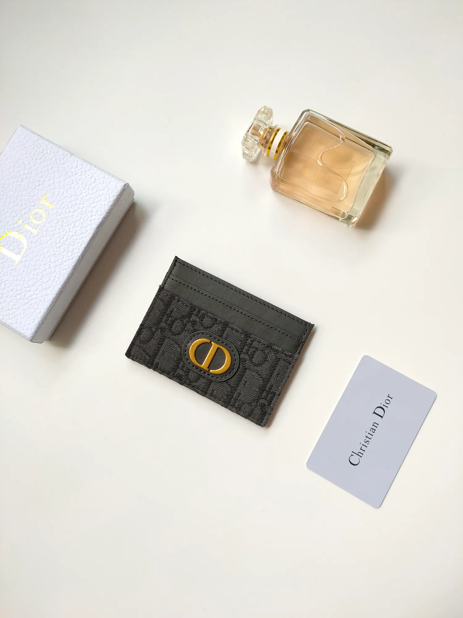 ￥90😍DIOR’s new S2152 30Montaigne card holder is elegant and practical. Crafted from blue Oblique printed fabric, it features a CD logo on the front and five card slots. Pair with other 30 Montaigne pieces for a stylish and elegant look. Size: 10.5*7.5cm