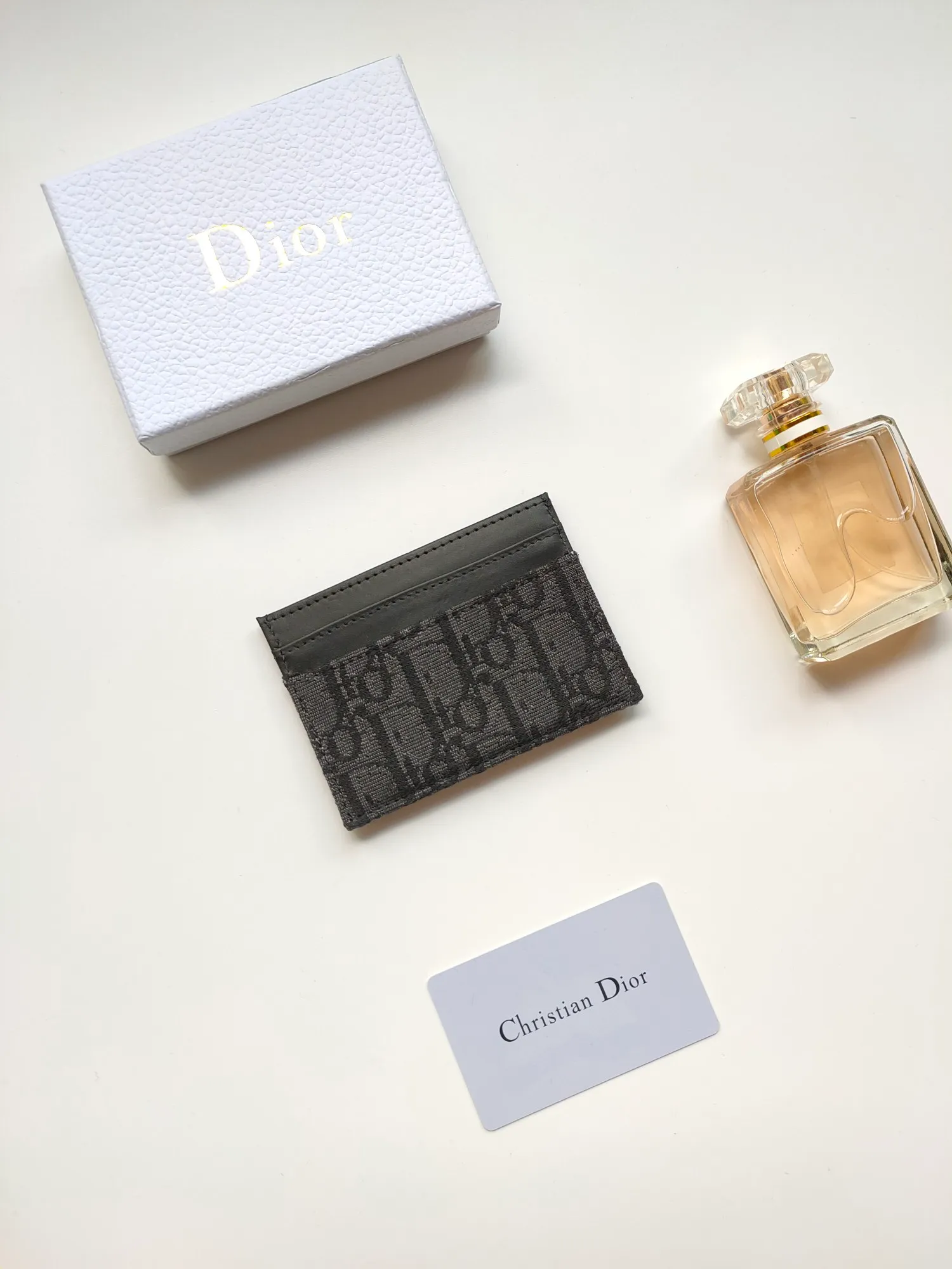 ￥90😍DIOR’s new S2152 30Montaigne card holder is elegant and practical. Crafted from blue Oblique printed fabric, it features a CD logo on the front and five card slots. Pair with other 30 Montaigne pieces for a stylish and elegant look. Size: 10.5*7.5cm