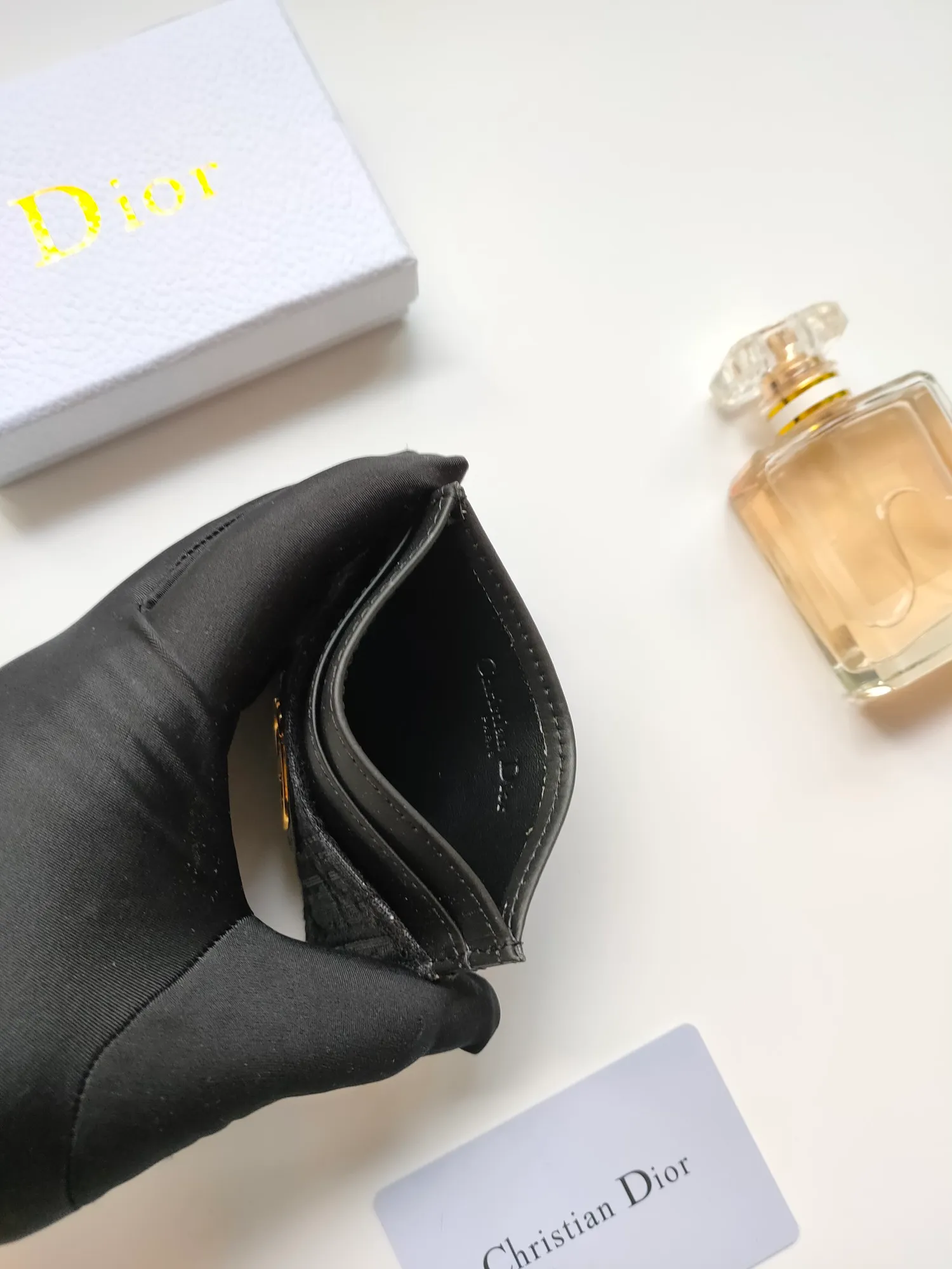 ￥90😍DIOR’s new S2152 30Montaigne card holder is elegant and practical. Crafted from blue Oblique printed fabric, it features a CD logo on the front and five card slots. Pair with other 30 Montaigne pieces for a stylish and elegant look. Size: 10.5*7.5cm