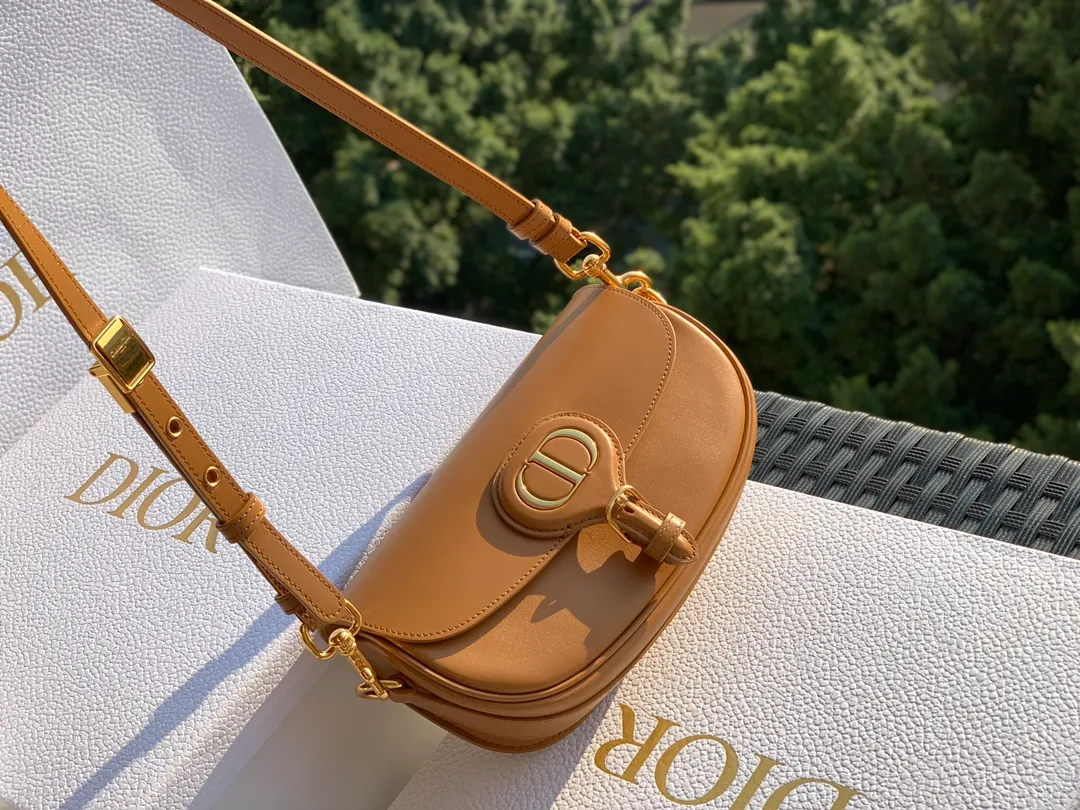 Top upgraded version💰1560 Dimensions: 22 x 13 x 5 CM caramel color bobby EAST-WEST crescent bag! The latest model! ! Celebrity bloggers are so busy planting grass! It bag is already a trend now. The cute bag shape and high-end colors are irresistible! Genuine original goods, original raw materials, emphasis on packaging: this set of packaging is really something that no one can buy on the market with money. All are imported and have the same configuration as the counters! The excellence of this channel is not only quality workmanship, but also perfection in all aspects! Impeccable!