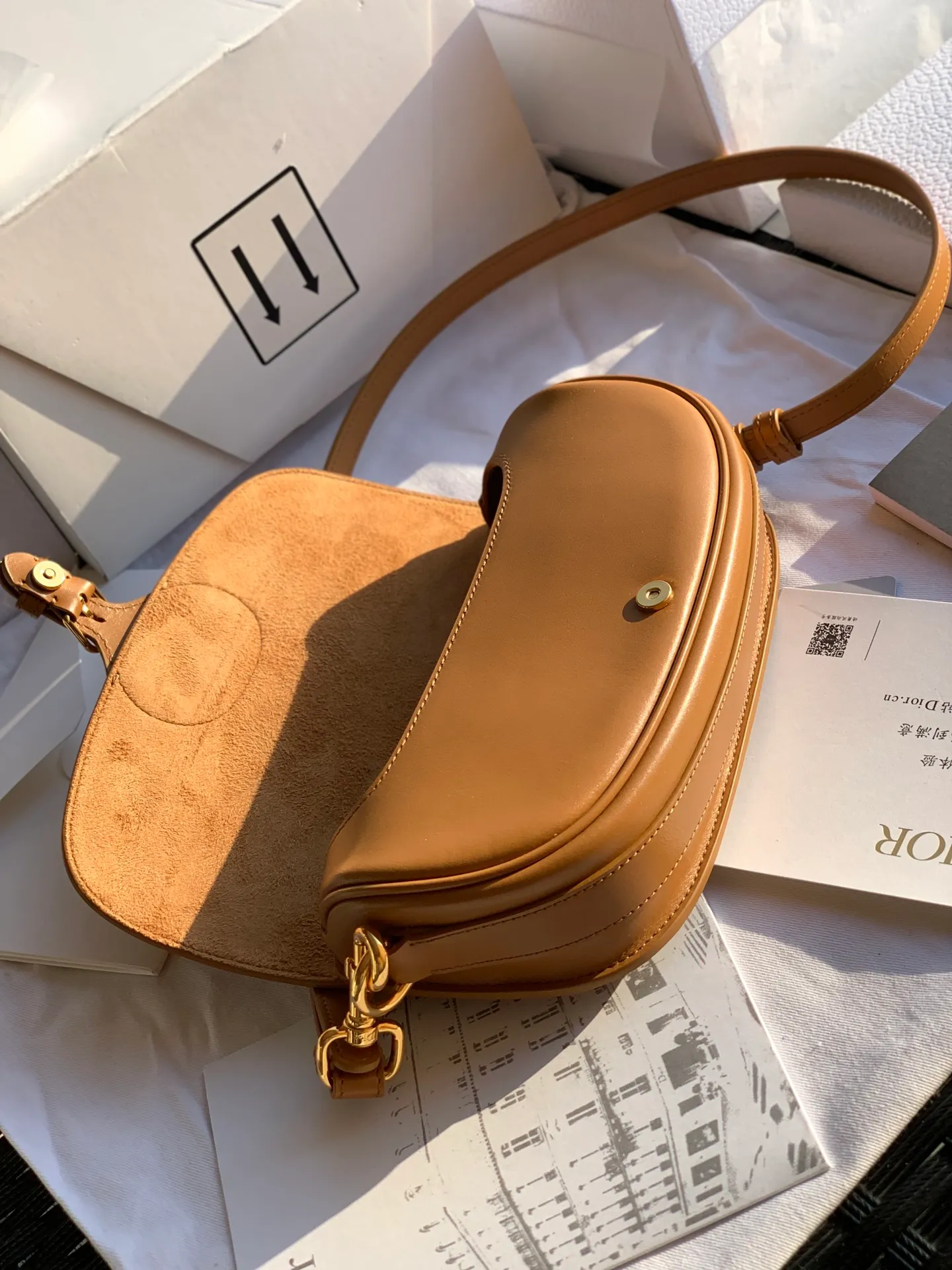 Top upgraded version💰1560 Dimensions: 22 x 13 x 5 CM caramel color bobby EAST-WEST crescent bag! The latest model! ! Celebrity bloggers are so busy planting grass! It bag is already a trend now. The cute bag shape and high-end colors are irresistible! Genuine original goods, original raw materials, emphasis on packaging: this set of packaging is really something that no one can buy on the market with money. All are imported and have the same configuration as the counters! The excellence of this channel is not only quality workmanship, but also perfection in all aspects! Impeccable!