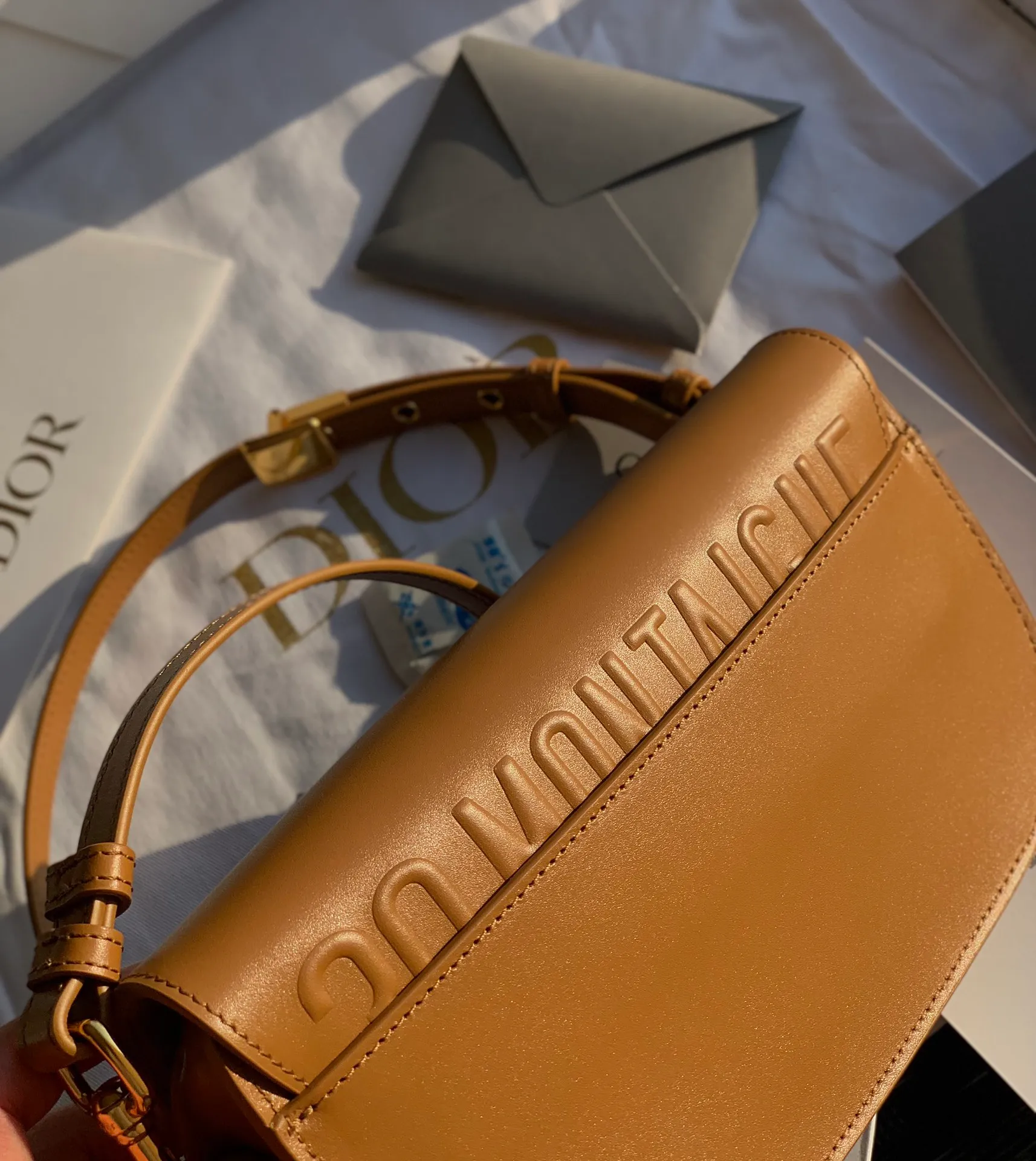 Top upgraded version💰1560 Dimensions: 22 x 13 x 5 CM caramel color bobby EAST-WEST crescent bag! The latest model! ! Celebrity bloggers are so busy planting grass! It bag is already a trend now. The cute bag shape and high-end colors are irresistible! Genuine original goods, original raw materials, emphasis on packaging: this set of packaging is really something that no one can buy on the market with money. All are imported and have the same configuration as the counters! The excellence of this channel is not only quality workmanship, but also perfection in all aspects! Impeccable!