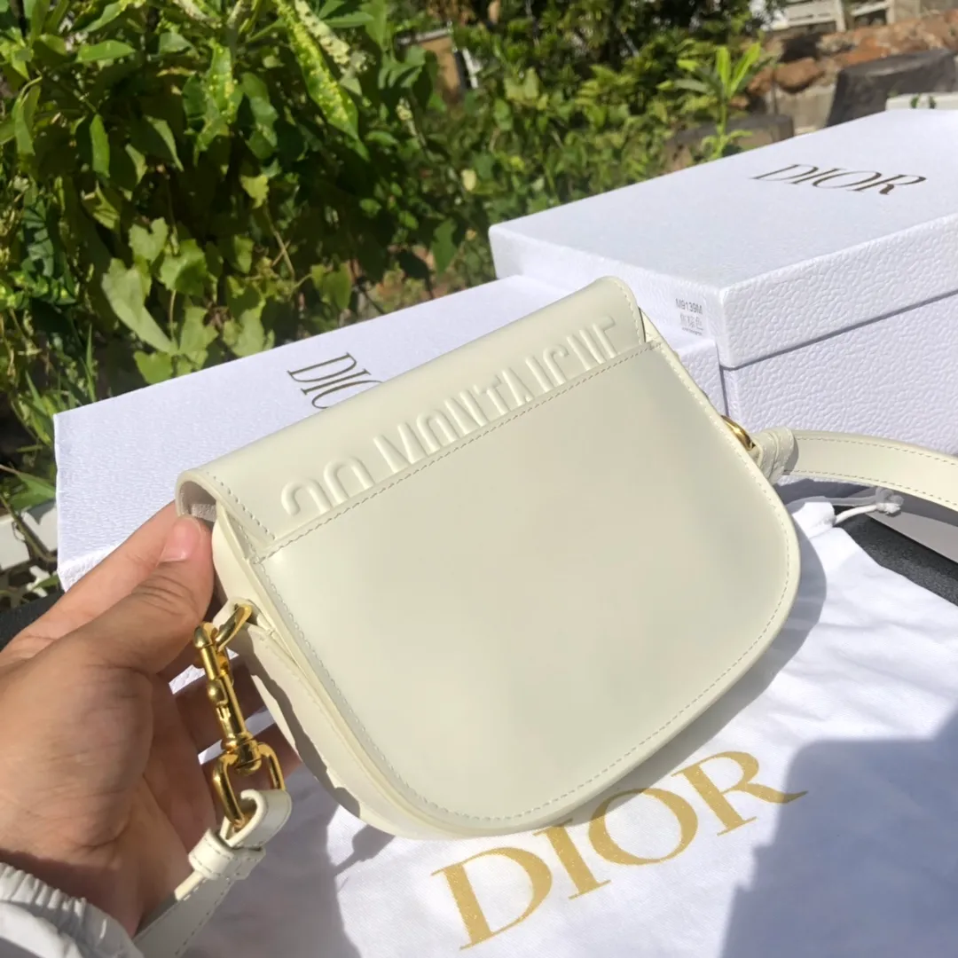 ❗️❗️❗️Free shipping with SF Express for year-end events❗️❗️❗️💰1700 Small size: 18×14×5cm Dior overseas channel goods! Dior Saddle Bag😘This Dior Bobby handbag is a shoulder bag style, showing elegant silhouette and coordinated proportions. This small bag is crafted from white glossy calfskin and accented with antiqued gold hardware for added style. The interior is designed with suede leather, which is soft and rich in texture. With a detachable and adjustable shoulder strap embellished with a military-style buckle, it can be worn on the shoulder, cross-body or handheld.
