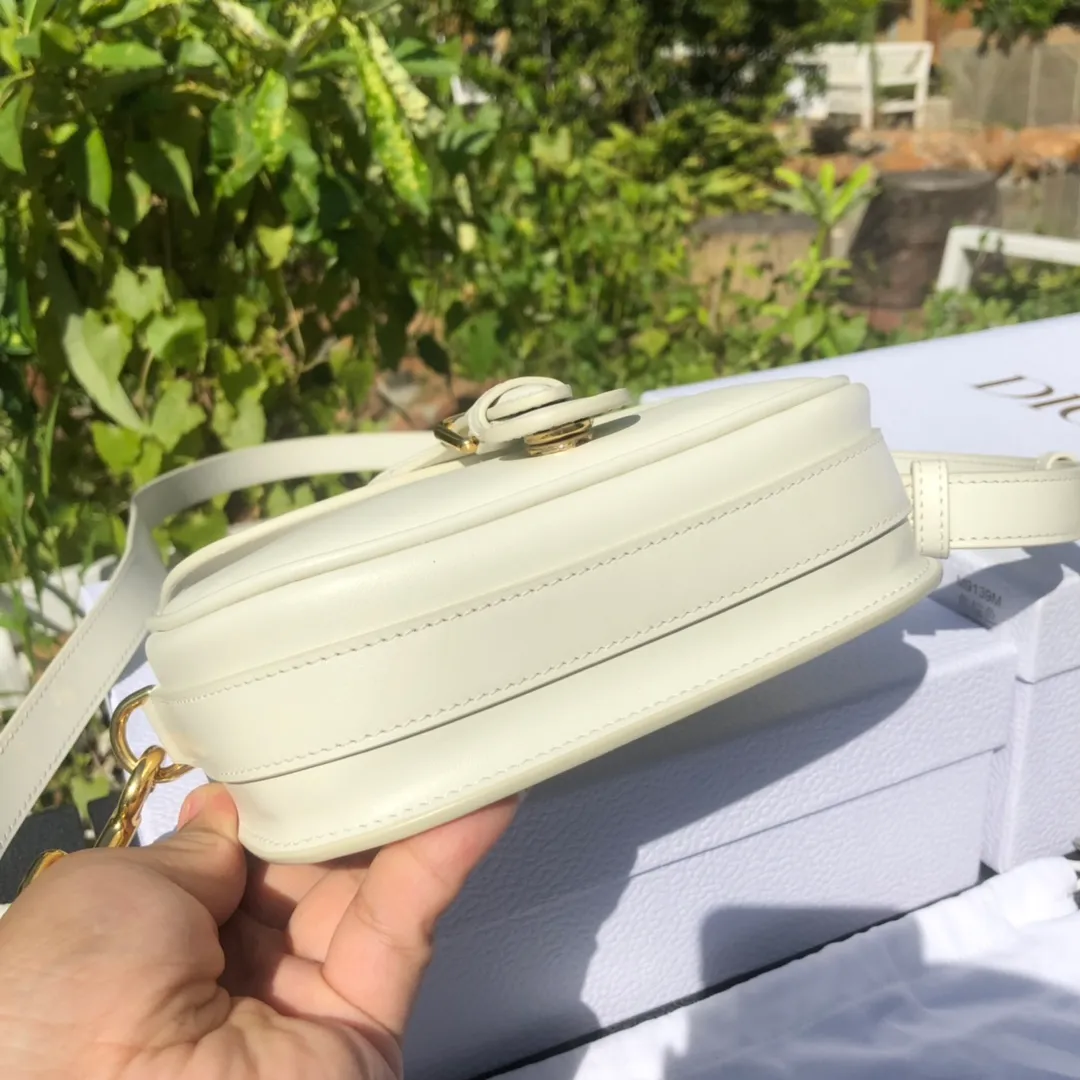 ❗️❗️❗️Free shipping with SF Express for year-end events❗️❗️❗️💰1700 Small size: 18×14×5cm Dior overseas channel goods! Dior Saddle Bag😘This Dior Bobby handbag is a shoulder bag style, showing elegant silhouette and coordinated proportions. This small bag is crafted from white glossy calfskin and accented with antiqued gold hardware for added style. The interior is designed with suede leather, which is soft and rich in texture. With a detachable and adjustable shoulder strap embellished with a military-style buckle, it can be worn on the shoulder, cross-body or handheld.