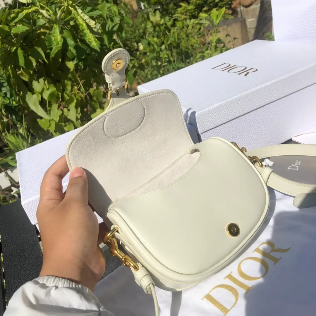 ❗️❗️❗️Free shipping with SF Express for year-end events❗️❗️❗️💰1700 Small size: 18×14×5cm Dior overseas channel goods! Dior Saddle Bag😘This Dior Bobby handbag is a shoulder bag style, showing elegant silhouette and coordinated proportions. This small bag is crafted from white glossy calfskin and accented with antiqued gold hardware for added style. The interior is designed with suede leather, which is soft and rich in texture. With a detachable and adjustable shoulder strap embellished with a military-style buckle, it can be worn on the shoulder, cross-body or handheld.