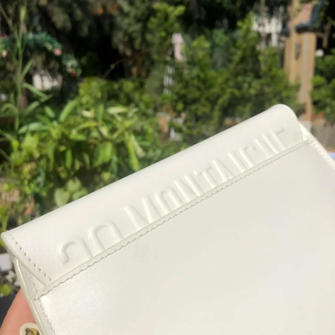 ❗️❗️❗️Free shipping with SF Express for year-end events❗️❗️❗️💰1700 Small size: 18×14×5cm Dior overseas channel goods! Dior Saddle Bag😘This Dior Bobby handbag is a shoulder bag style, showing elegant silhouette and coordinated proportions. This small bag is crafted from white glossy calfskin and accented with antiqued gold hardware for added style. The interior is designed with suede leather, which is soft and rich in texture. With a detachable and adjustable shoulder strap embellished with a military-style buckle, it can be worn on the shoulder, cross-body or handheld.