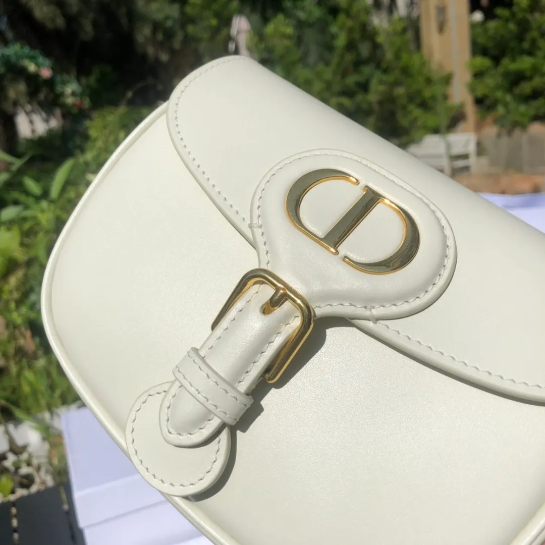 ❗️❗️❗️Free shipping with SF Express for year-end events❗️❗️❗️💰1700 Small size: 18×14×5cm Dior overseas channel goods! Dior Saddle Bag😘This Dior Bobby handbag is a shoulder bag style, showing elegant silhouette and coordinated proportions. This small bag is crafted from white glossy calfskin and accented with antiqued gold hardware for added style. The interior is designed with suede leather, which is soft and rich in texture. With a detachable and adjustable shoulder strap embellished with a military-style buckle, it can be worn on the shoulder, cross-body or handheld.