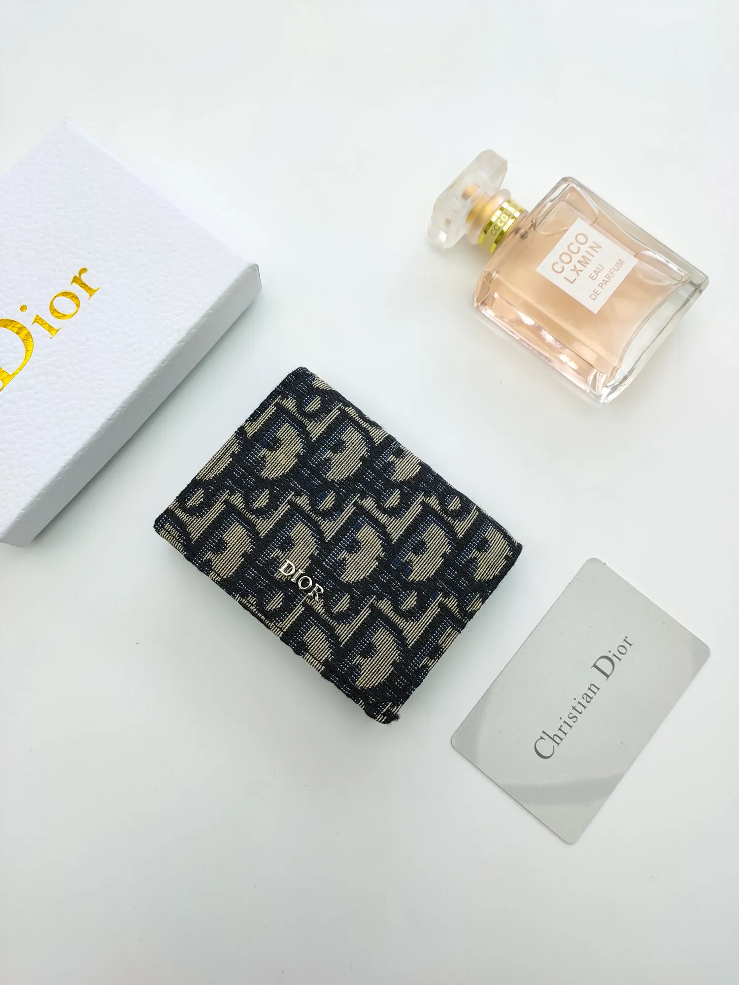 ￥110💰Business card holder is practical and exquisite👏🏻Elaborately made of Oblique printed fabric, with black smooth cowhide material inside. Style number: 136 🌺Equipped with a gusseted compartment with card slots, and the flip cover also has two card slots. "DIOR" logo on the front and interior. Size:10*6.8*2cm
