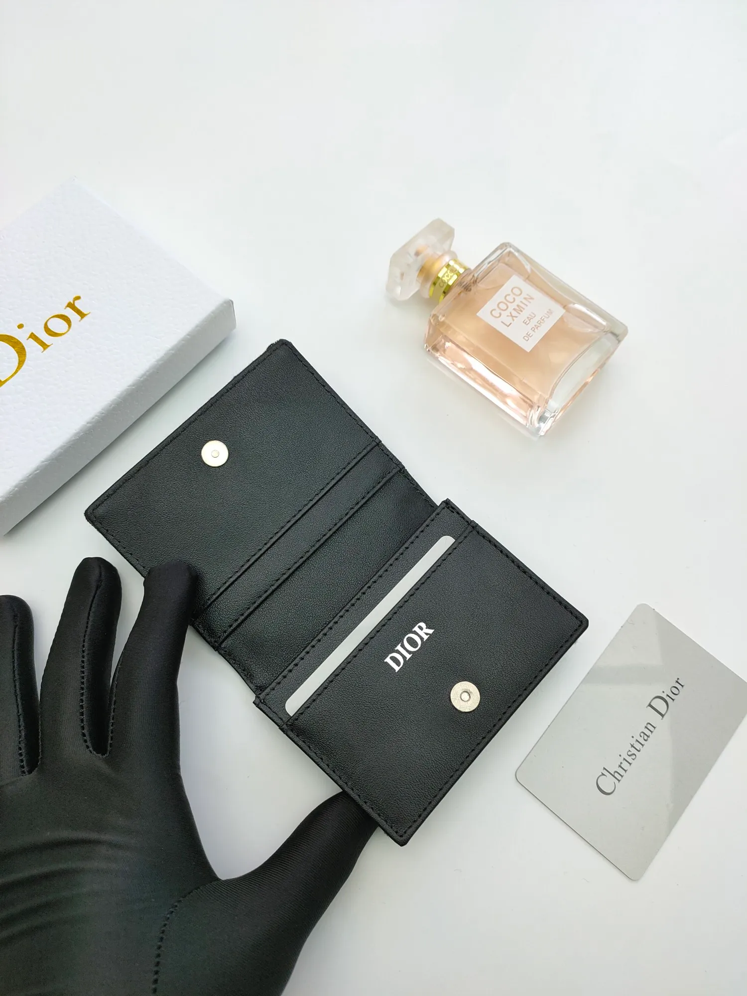 ￥110💰Business card holder is practical and exquisite👏🏻Elaborately made of Oblique printed fabric, with black smooth cowhide material inside. Style number: 136 🌺Equipped with a gusseted compartment with card slots, and the flip cover also has two card slots. "DIOR" logo on the front and interior. Size:10*6.8*2cm