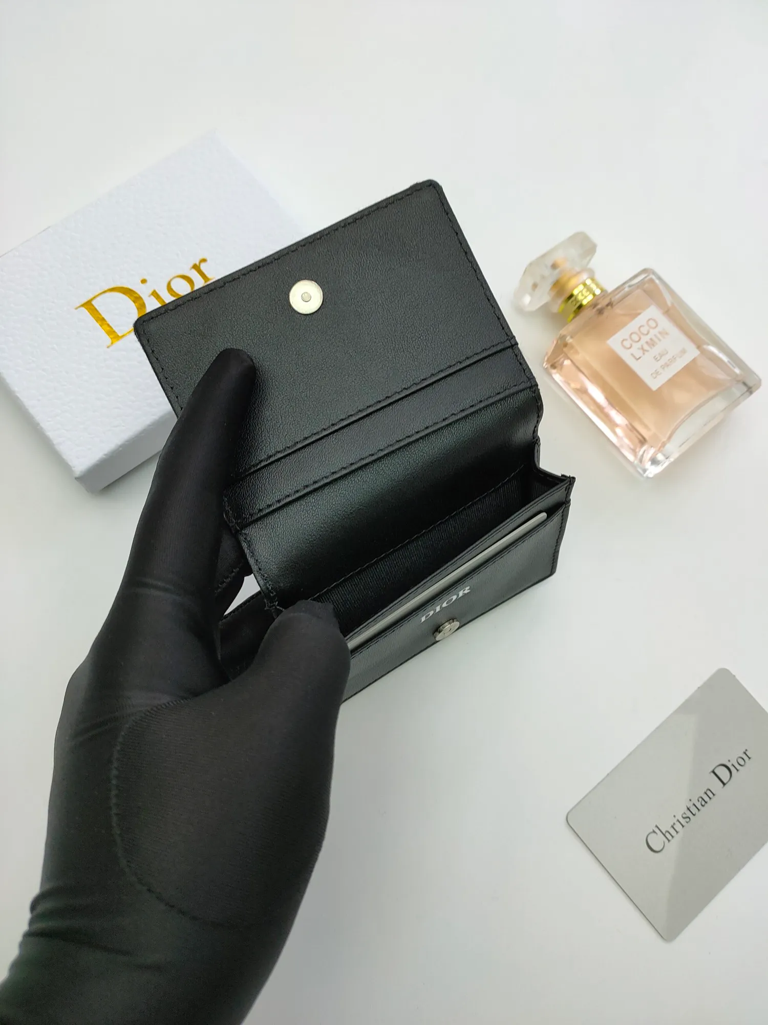 ￥110💰Business card holder is practical and exquisite👏🏻Elaborately made of Oblique printed fabric, with black smooth cowhide material inside. Style number: 136 🌺Equipped with a gusseted compartment with card slots, and the flip cover also has two card slots. "DIOR" logo on the front and interior. Size:10*6.8*2cm