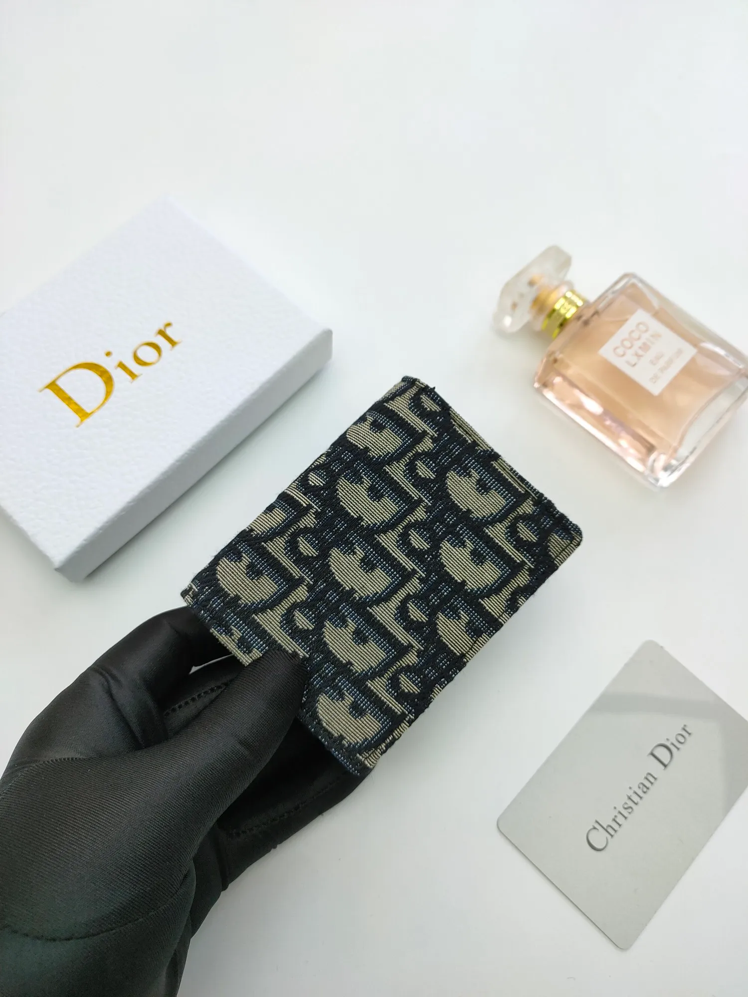￥110💰Business card holder is practical and exquisite👏🏻Elaborately made of Oblique printed fabric, with black smooth cowhide material inside. Style number: 136 🌺Equipped with a gusseted compartment with card slots, and the flip cover also has two card slots. "DIOR" logo on the front and interior. Size:10*6.8*2cm