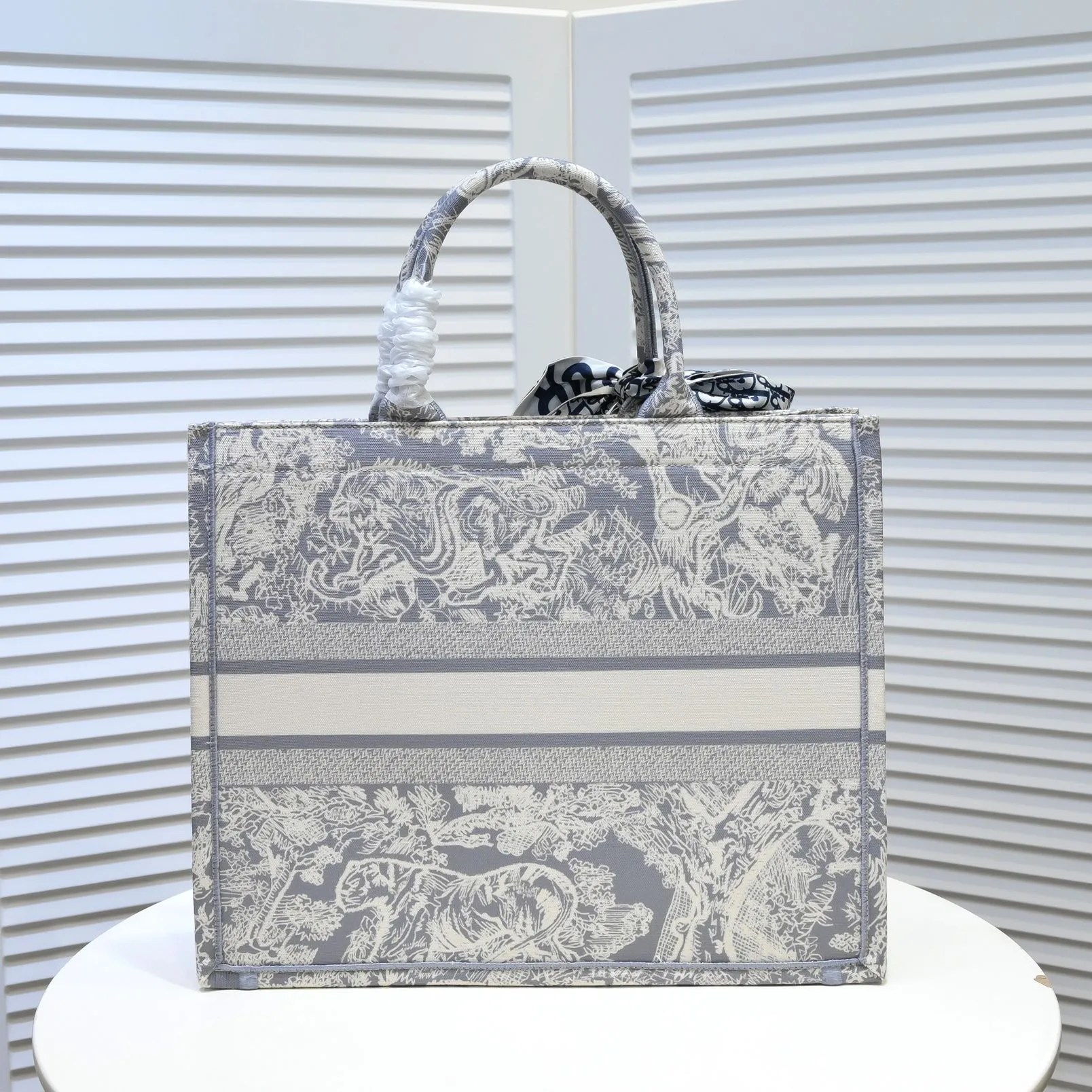 💰360￥With silk scarf, large size🔥 embroidered edge🔜Dior new shopping bag at Dior counter! Counters are updated simultaneously! Limited edition of the same style as the stars! Super stylish! Imported fabric👍high-end quality! You can go in and out of the counters at will without any pressure! The first choice for going out with super large capacity👍 Model: 8033 Size: 41*14*32cm
