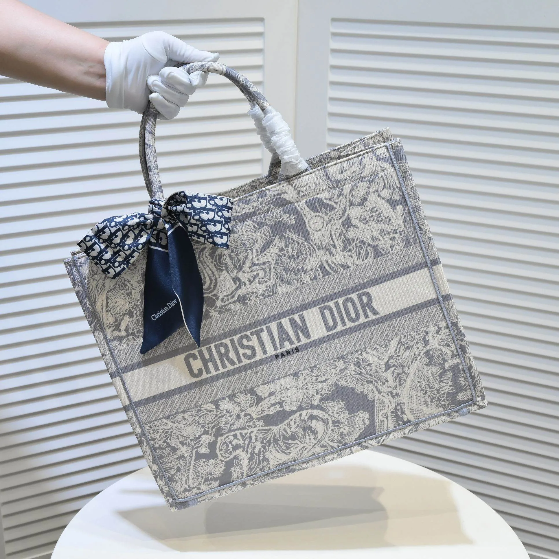💰360￥With silk scarf, large size🔥 embroidered edge🔜Dior new shopping bag at Dior counter! Counters are updated simultaneously! Limited edition of the same style as the stars! Super stylish! Imported fabric👍high-end quality! You can go in and out of the counters at will without any pressure! The first choice for going out with super large capacity👍 Model: 8033 Size: 41*14*32cm