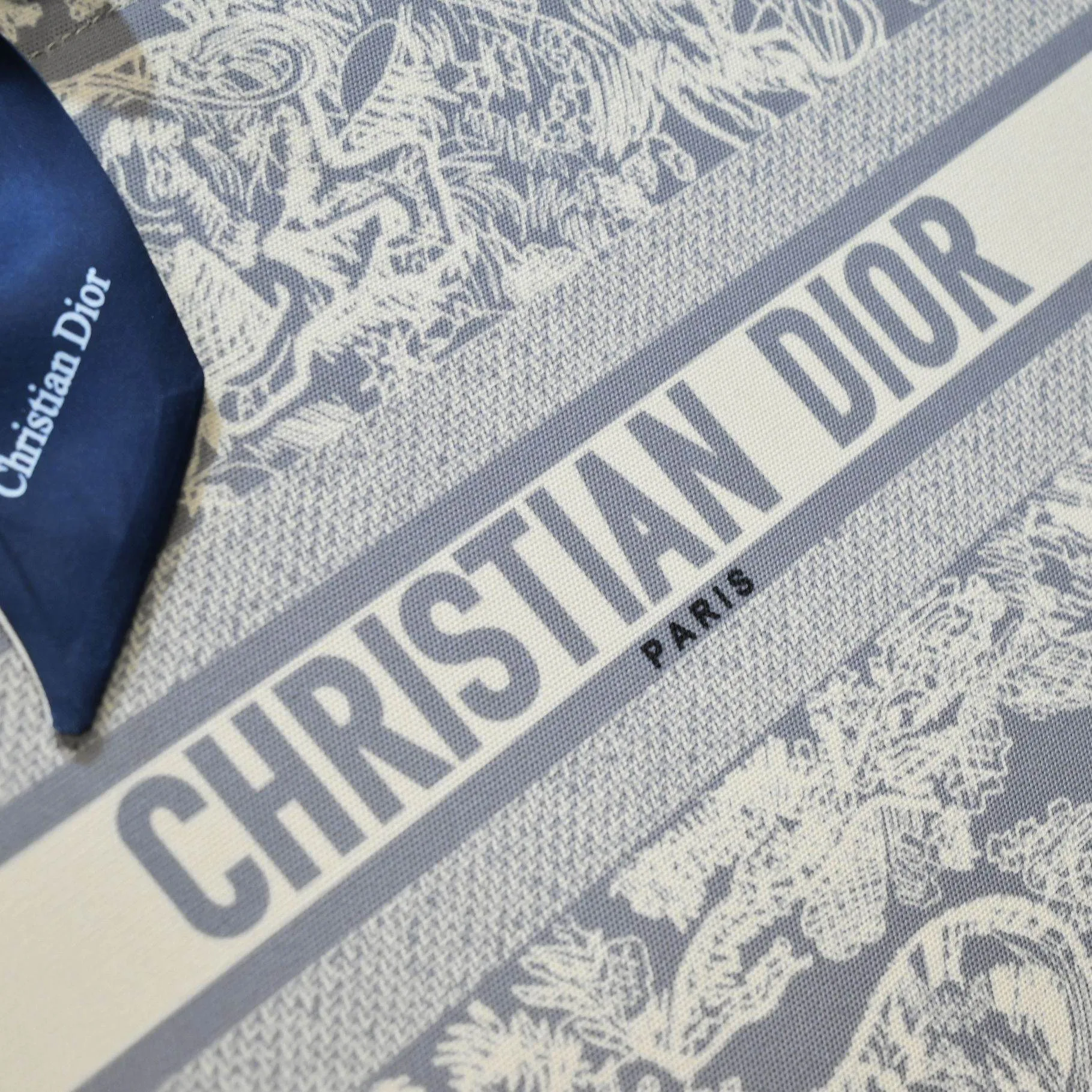 💰360￥With silk scarf, large size🔥 embroidered edge🔜Dior new shopping bag at Dior counter! Counters are updated simultaneously! Limited edition of the same style as the stars! Super stylish! Imported fabric👍high-end quality! You can go in and out of the counters at will without any pressure! The first choice for going out with super large capacity👍 Model: 8033 Size: 41*14*32cm