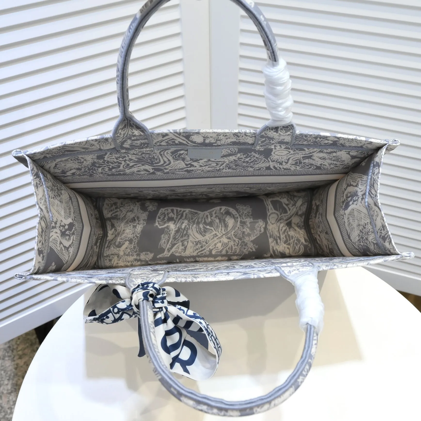 💰360￥With silk scarf, large size🔥 embroidered edge🔜Dior new shopping bag at Dior counter! Counters are updated simultaneously! Limited edition of the same style as the stars! Super stylish! Imported fabric👍high-end quality! You can go in and out of the counters at will without any pressure! The first choice for going out with super large capacity👍 Model: 8033 Size: 41*14*32cm