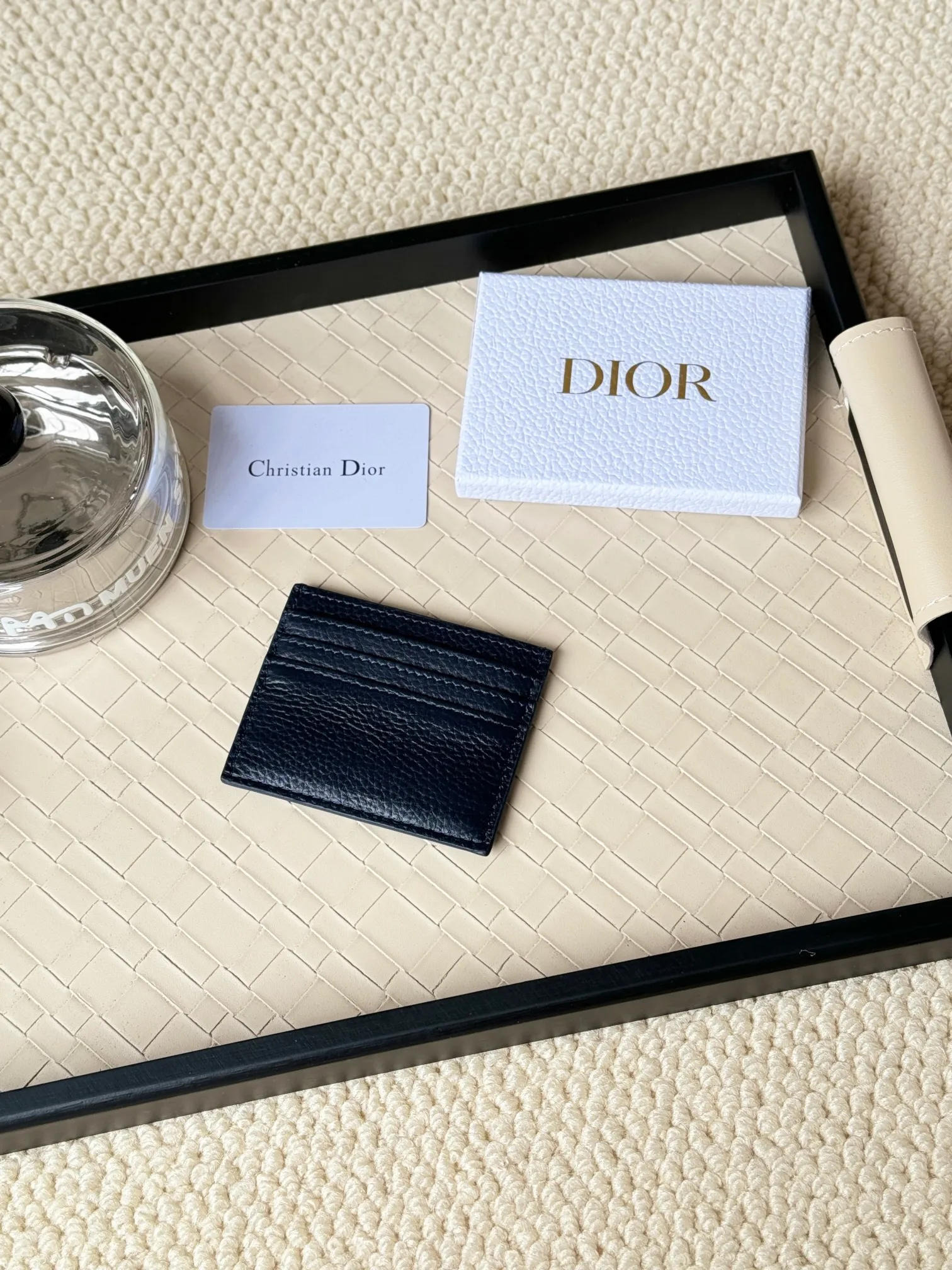 💰110 This Dior card holder is elegant and exquisite😍 and is carefully made of cowhide [strong]. There are 3 card slots on each side and 1 card slot on the top, which is exquisite and exquisite in shape. Style number: CH135 Size: 10*8cm