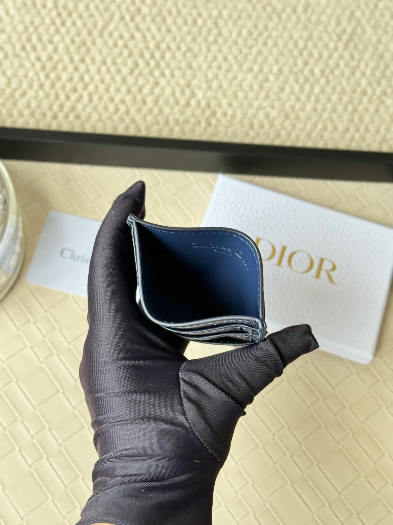 💰110 This Dior card holder is elegant and exquisite😍 and is carefully made of cowhide [strong]. There are 3 card slots on each side and 1 card slot on the top, which is exquisite and exquisite in shape. Style number: CH135 Size: 10*8cm