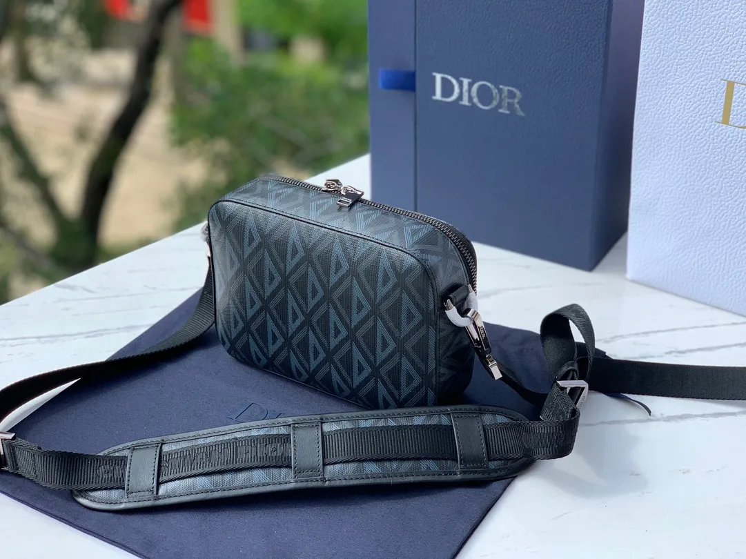 ❗️❗️❗️Free shipping with SF Express for year-end events❗️❗️❗️💰1400 Size: 17X12.5X5cm Dior 23 new Rider series men’s messenger bag, this Safari messenger bag is practical and compact, easy to carry every day. Carefully crafted from black CD Diamond pattern canvas, the fabric is lightweight, has good gloss, and has a diamond-like charming rhombus shape, with a distinctive visual three-dimensionality and fullness. The zipper compartment and front pocket can store various daily necessities. It is equipped with an adjustable Christian Dior shoulder strap, which can be carried on the shoulder or crossbody, and the upper body is comfortable!