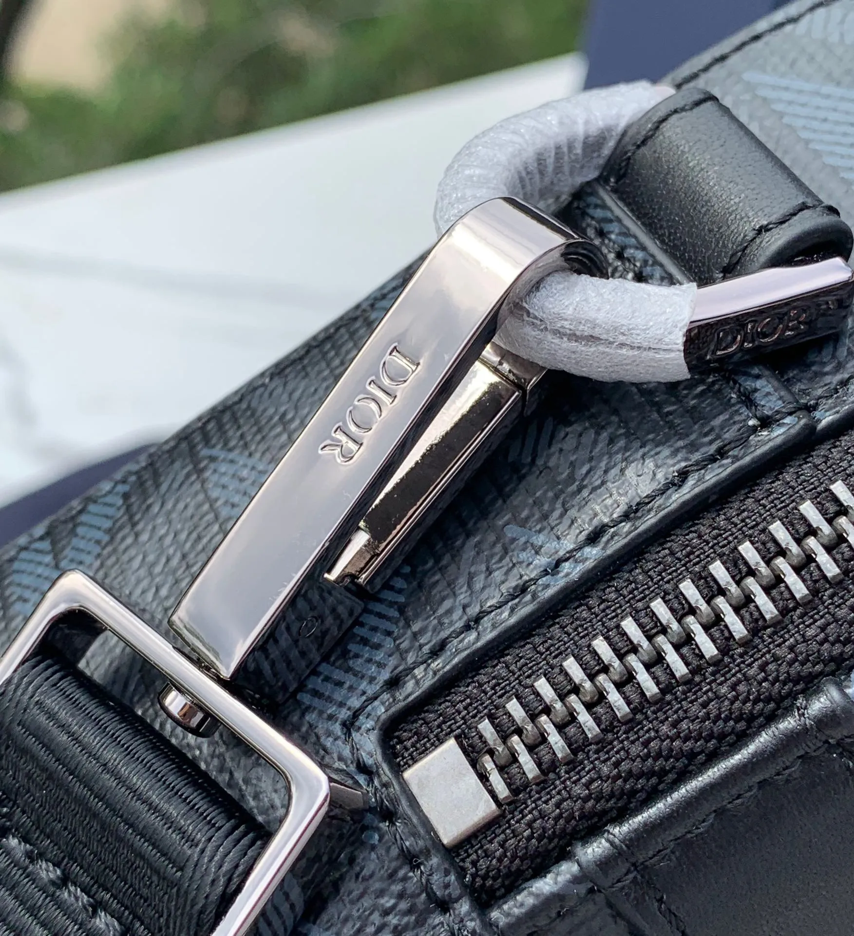 ❗️❗️❗️Free shipping with SF Express for year-end events❗️❗️❗️💰1400 Size: 17X12.5X5cm Dior 23 new Rider series men’s messenger bag, this Safari messenger bag is practical and compact, easy to carry every day. Carefully crafted from black CD Diamond pattern canvas, the fabric is lightweight, has good gloss, and has a diamond-like charming rhombus shape, with a distinctive visual three-dimensionality and fullness. The zipper compartment and front pocket can store various daily necessities. It is equipped with an adjustable Christian Dior shoulder strap, which can be carried on the shoulder or crossbody, and the upper body is comfortable!