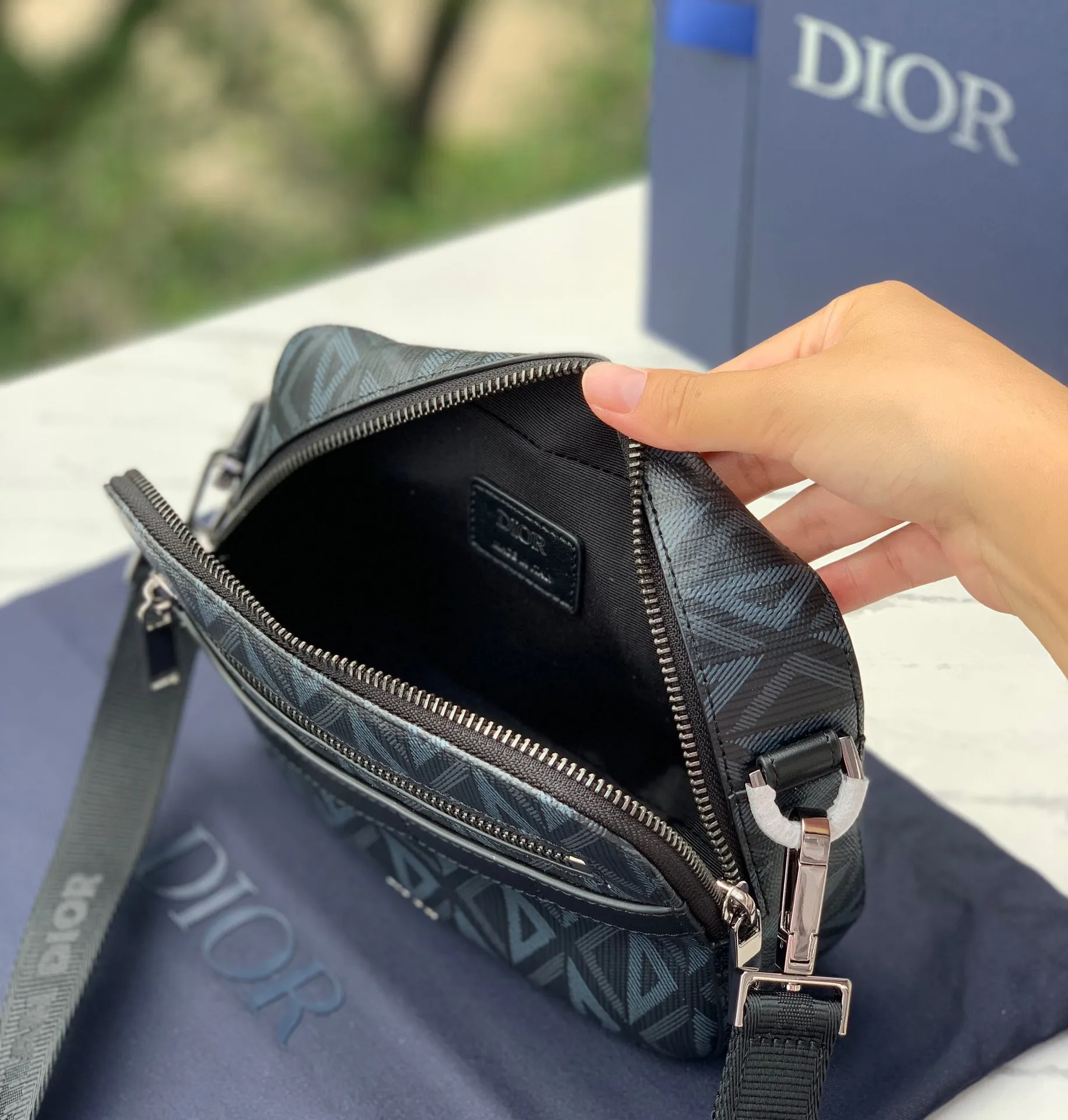 ❗️❗️❗️Free shipping with SF Express for year-end events❗️❗️❗️💰1400 Size: 17X12.5X5cm Dior 23 new Rider series men’s messenger bag, this Safari messenger bag is practical and compact, easy to carry every day. Carefully crafted from black CD Diamond pattern canvas, the fabric is lightweight, has good gloss, and has a diamond-like charming rhombus shape, with a distinctive visual three-dimensionality and fullness. The zipper compartment and front pocket can store various daily necessities. It is equipped with an adjustable Christian Dior shoulder strap, which can be carried on the shoulder or crossbody, and the upper body is comfortable!