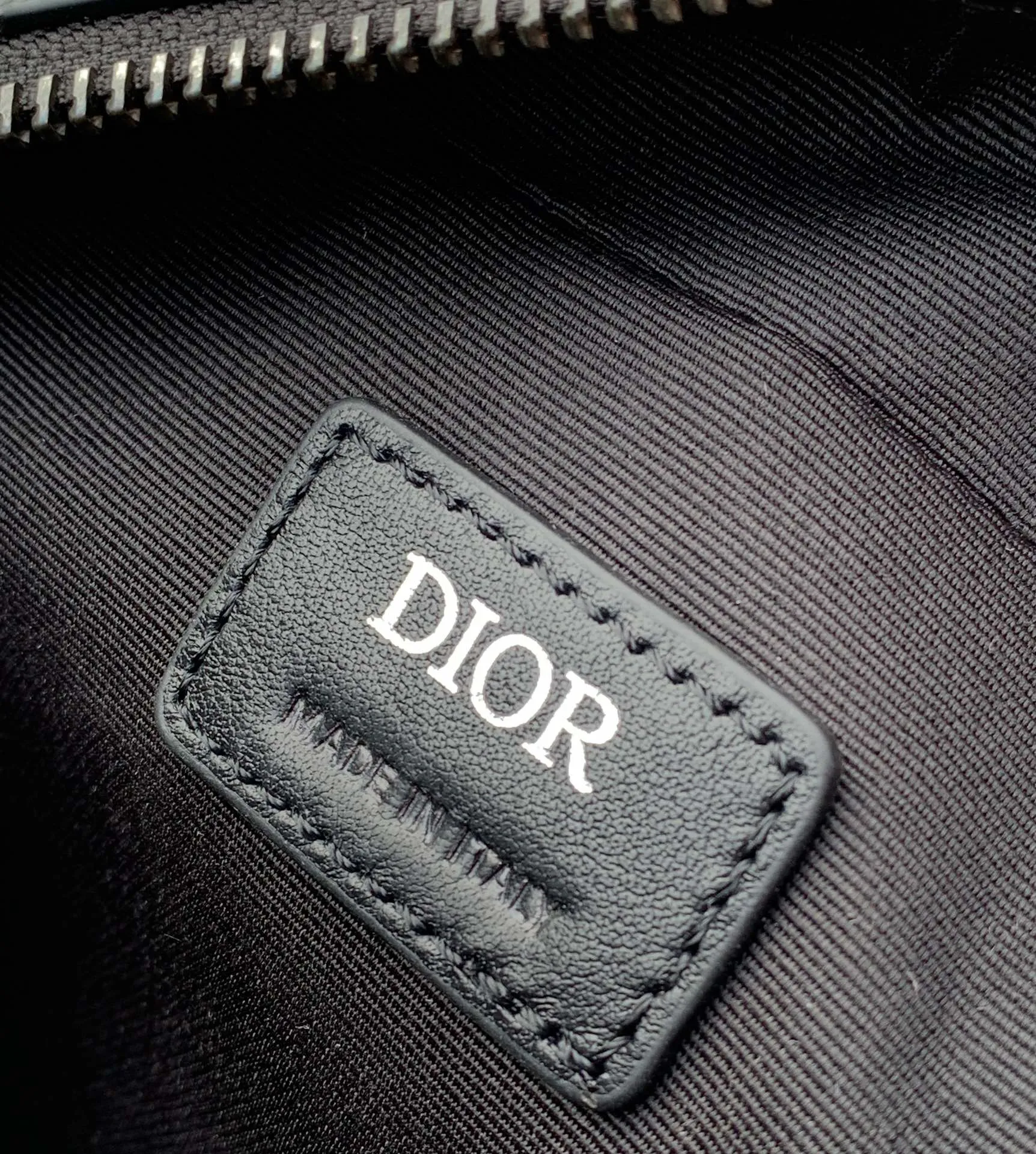 ❗️❗️❗️Free shipping with SF Express for year-end events❗️❗️❗️💰1400 Size: 17X12.5X5cm Dior 23 new Rider series men’s messenger bag, this Safari messenger bag is practical and compact, easy to carry every day. Carefully crafted from black CD Diamond pattern canvas, the fabric is lightweight, has good gloss, and has a diamond-like charming rhombus shape, with a distinctive visual three-dimensionality and fullness. The zipper compartment and front pocket can store various daily necessities. It is equipped with an adjustable Christian Dior shoulder strap, which can be carried on the shoulder or crossbody, and the upper body is comfortable!