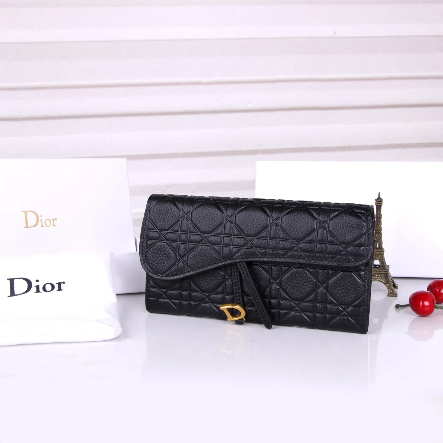💰170 Style No.: D3033 Brand: Dior Color: Black Size: 19*10.5*3.5 Description: The latest models from Dior counters are now available! Made of imported calfskin, beautiful embroidery thread, and exquisite workmanship, it’s comparable to the counters!
