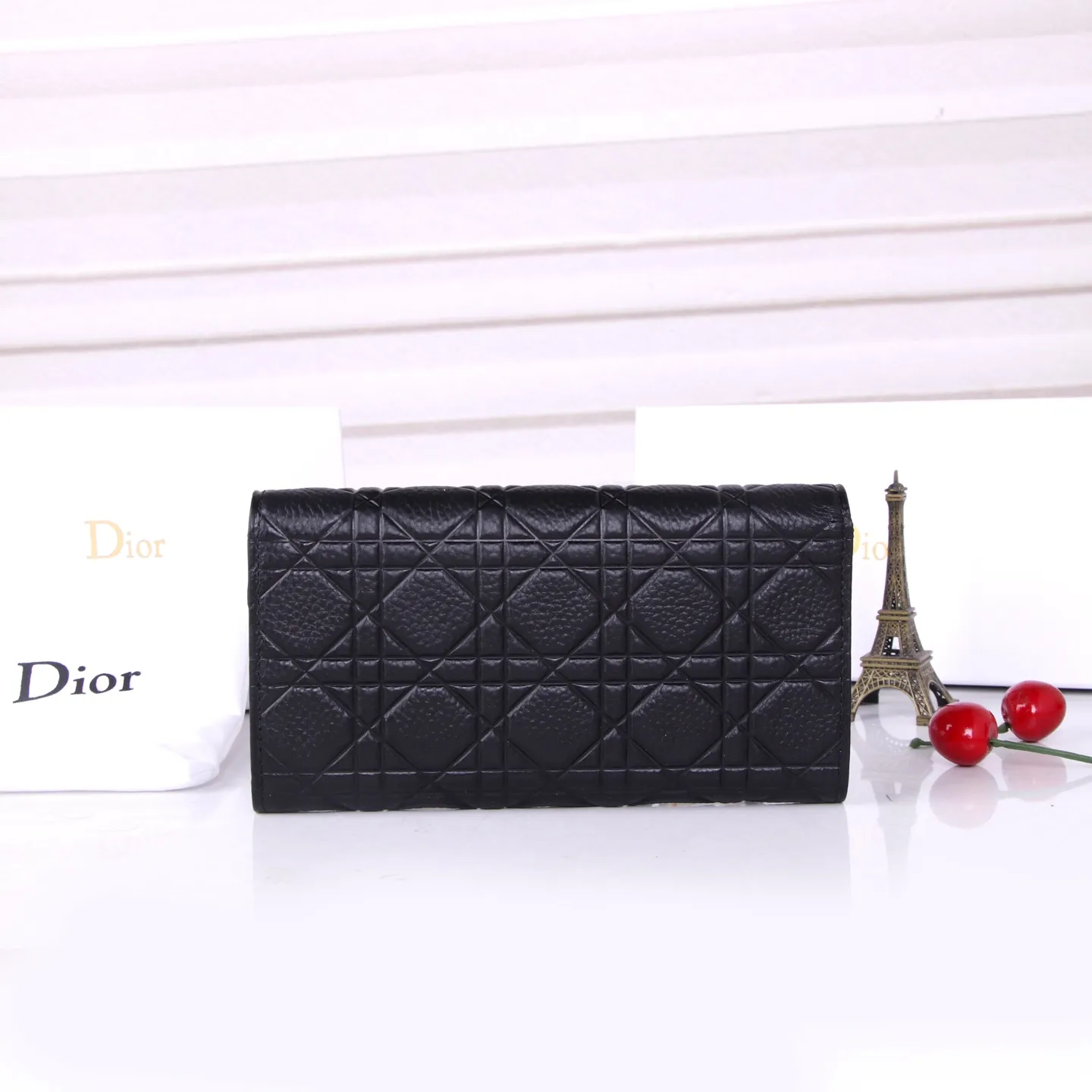 💰170 Style No.: D3033 Brand: Dior Color: Black Size: 19*10.5*3.5 Description: The latest models from Dior counters are now available! Made of imported calfskin, beautiful embroidery thread, and exquisite workmanship, it’s comparable to the counters!