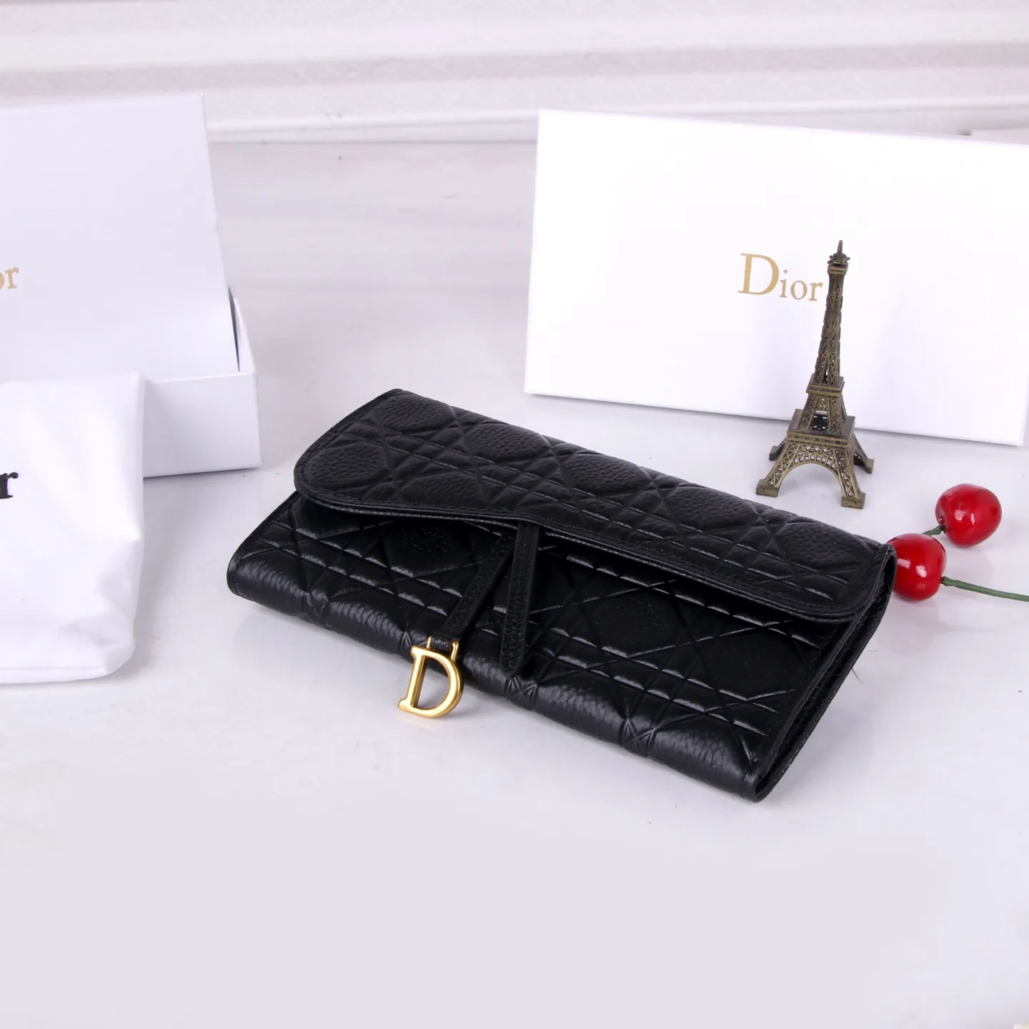 💰170 Style No.: D3033 Brand: Dior Color: Black Size: 19*10.5*3.5 Description: The latest models from Dior counters are now available! Made of imported calfskin, beautiful embroidery thread, and exquisite workmanship, it’s comparable to the counters!