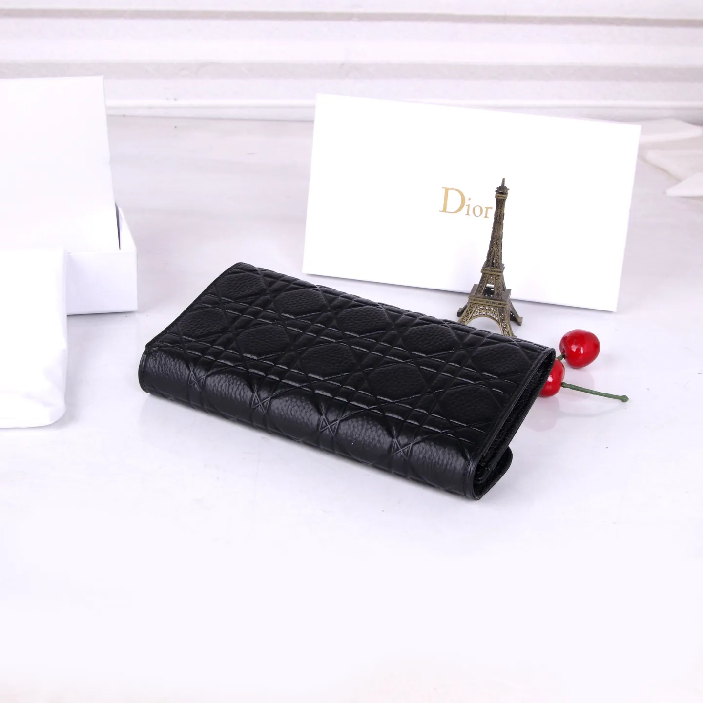 💰170 Style No.: D3033 Brand: Dior Color: Black Size: 19*10.5*3.5 Description: The latest models from Dior counters are now available! Made of imported calfskin, beautiful embroidery thread, and exquisite workmanship, it’s comparable to the counters!