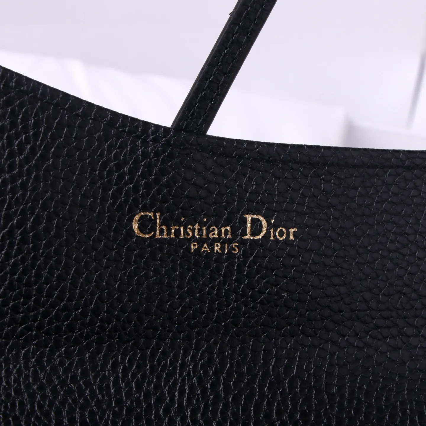 💰170 Style No.: D3033 Brand: Dior Color: Black Size: 19*10.5*3.5 Description: The latest models from Dior counters are now available! Made of imported calfskin, beautiful embroidery thread, and exquisite workmanship, it’s comparable to the counters!