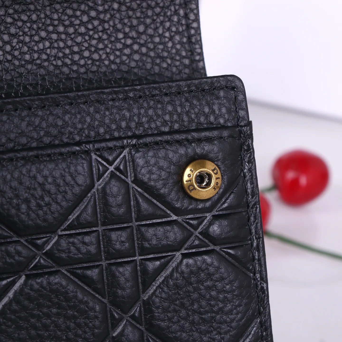 💰170 Style No.: D3033 Brand: Dior Color: Black Size: 19*10.5*3.5 Description: The latest models from Dior counters are now available! Made of imported calfskin, beautiful embroidery thread, and exquisite workmanship, it’s comparable to the counters!