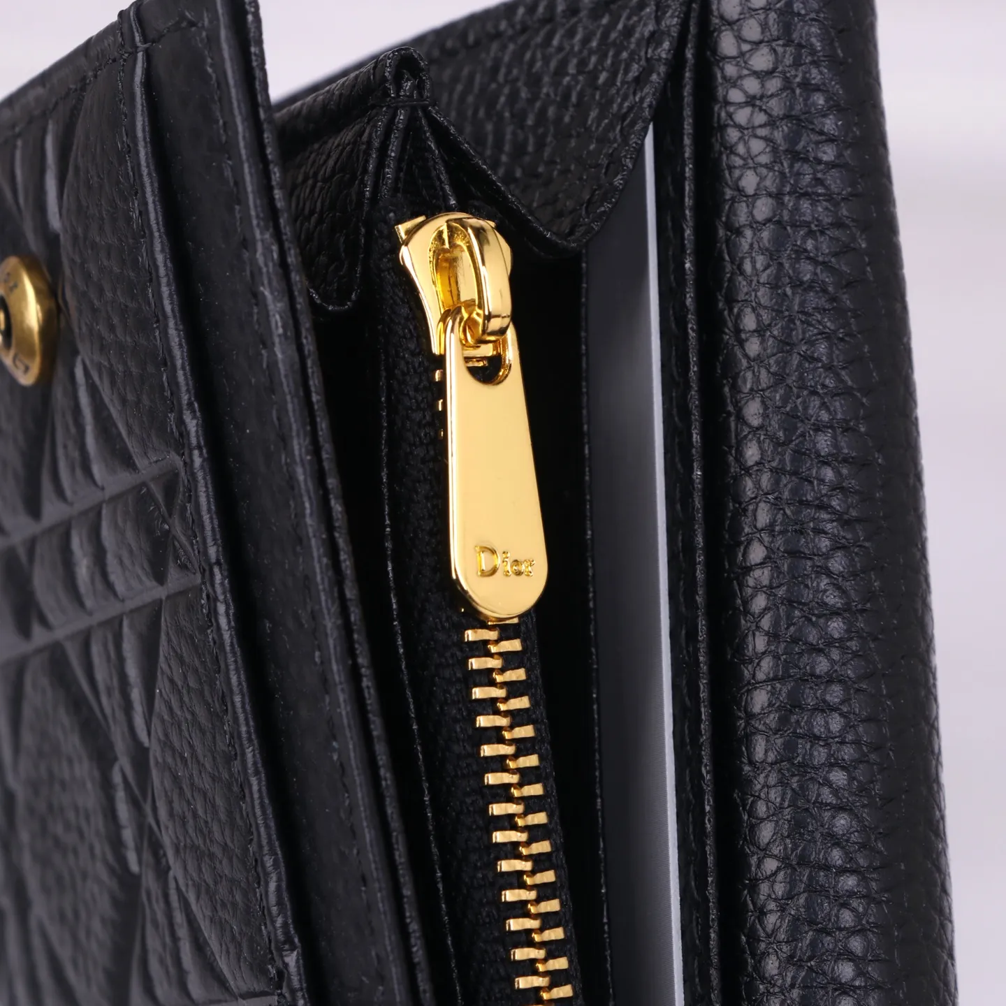 💰170 Style No.: D3033 Brand: Dior Color: Black Size: 19*10.5*3.5 Description: The latest models from Dior counters are now available! Made of imported calfskin, beautiful embroidery thread, and exquisite workmanship, it’s comparable to the counters!