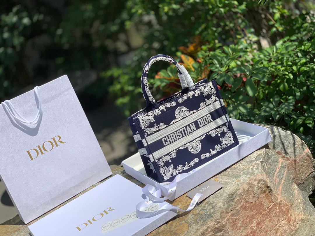 Top upgraded version💰1500 Size 36.5 x 28 x 17.5 CM Latest blue embroidery. Overseas original factory channels! Can be directly supplied to major purchasing platforms at home and abroad! The Lady D-Lite handbag combines classic elegance with the D brand's stylish flair. Blue style, white stitch pattern embroidery, just like a work full of ancient Greek style! The best concave shape artifact that is very suitable for taking to the beach or traveling! Picking it up feels like holding a piece of art, it’s eye-catching and worth five stars!