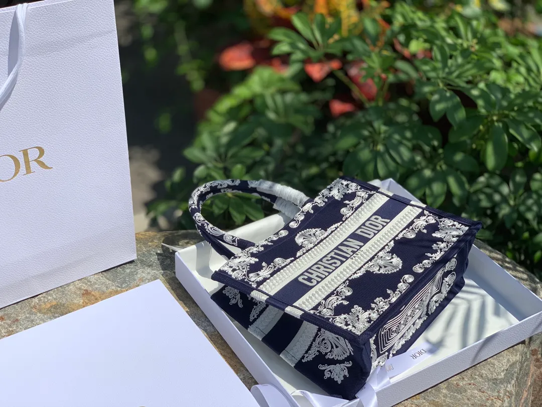 Top upgraded version💰1500 Size 36.5 x 28 x 17.5 CM Latest blue embroidery. Overseas original factory channels! Can be directly supplied to major purchasing platforms at home and abroad! The Lady D-Lite handbag combines classic elegance with the D brand's stylish flair. Blue style, white stitch pattern embroidery, just like a work full of ancient Greek style! The best concave shape artifact that is very suitable for taking to the beach or traveling! Picking it up feels like holding a piece of art, it’s eye-catching and worth five stars!