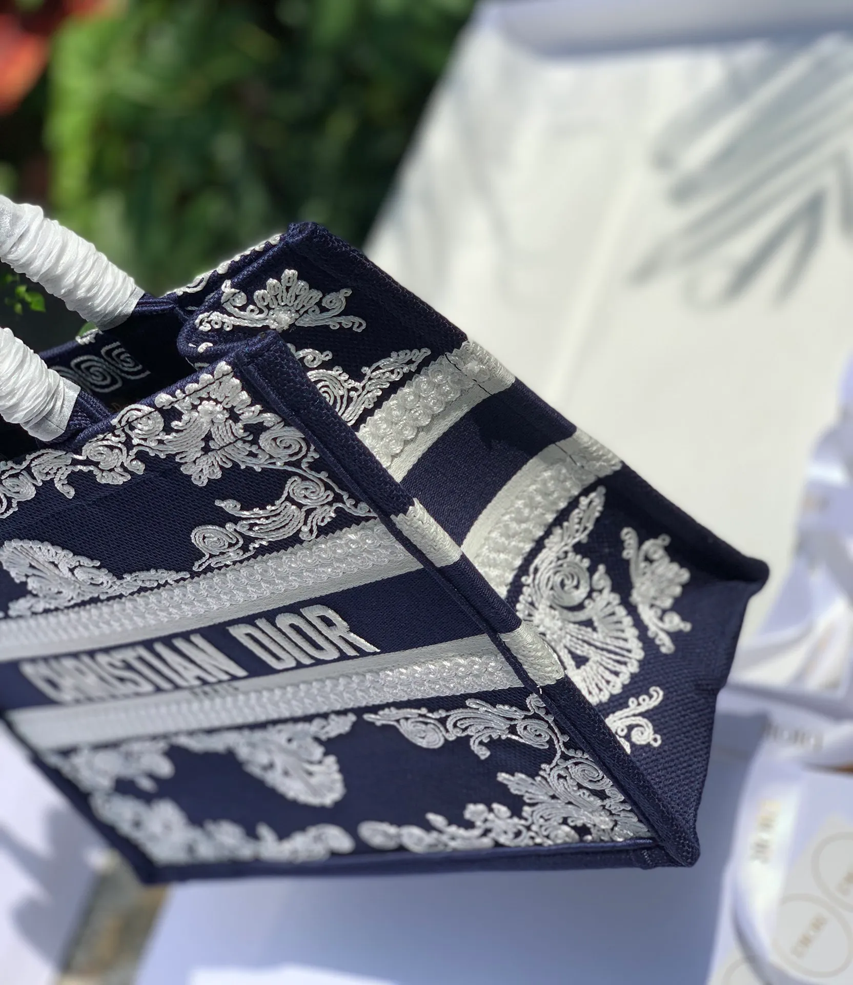Top upgraded version💰1500 Size 36.5 x 28 x 17.5 CM Latest blue embroidery. Overseas original factory channels! Can be directly supplied to major purchasing platforms at home and abroad! The Lady D-Lite handbag combines classic elegance with the D brand's stylish flair. Blue style, white stitch pattern embroidery, just like a work full of ancient Greek style! The best concave shape artifact that is very suitable for taking to the beach or traveling! Picking it up feels like holding a piece of art, it’s eye-catching and worth five stars!