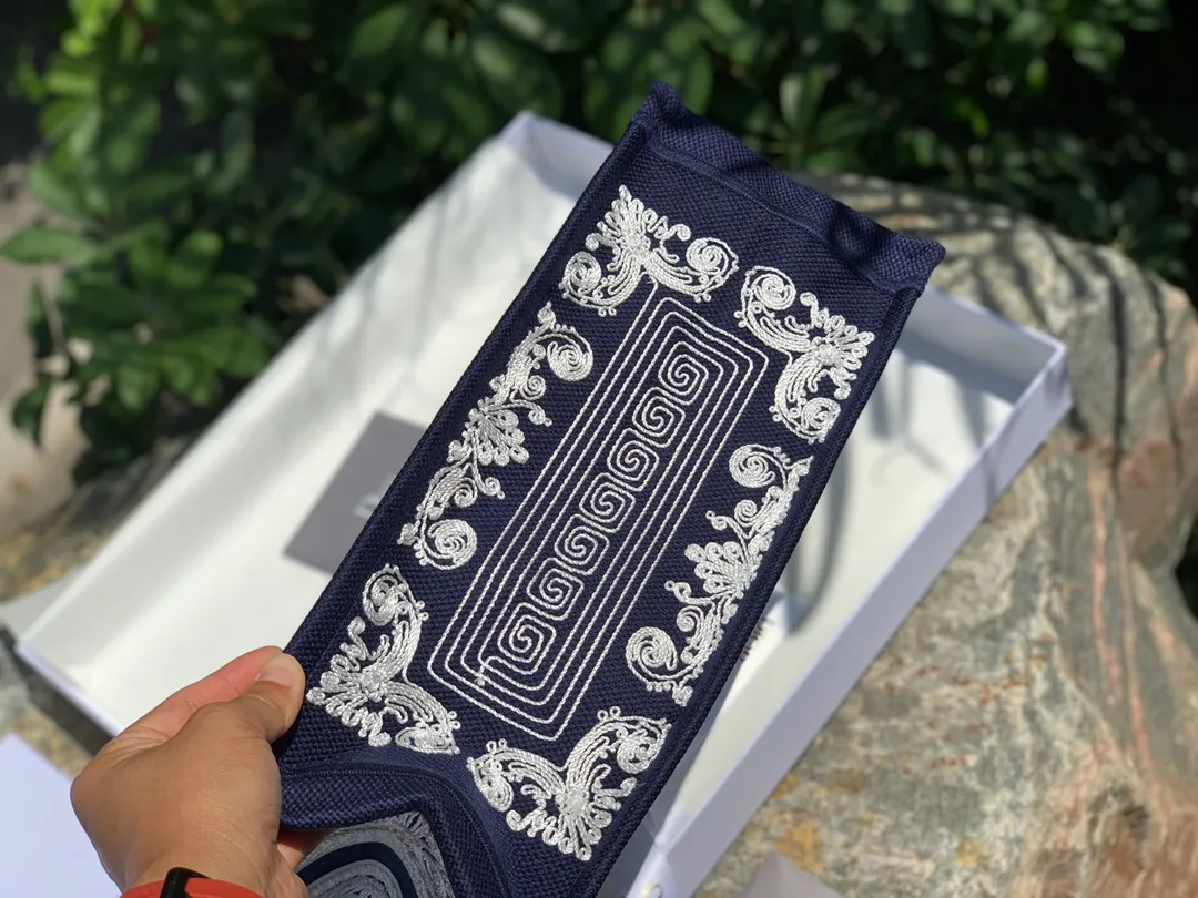 Top upgraded version💰1500 Size 36.5 x 28 x 17.5 CM Latest blue embroidery. Overseas original factory channels! Can be directly supplied to major purchasing platforms at home and abroad! The Lady D-Lite handbag combines classic elegance with the D brand's stylish flair. Blue style, white stitch pattern embroidery, just like a work full of ancient Greek style! The best concave shape artifact that is very suitable for taking to the beach or traveling! Picking it up feels like holding a piece of art, it’s eye-catching and worth five stars!