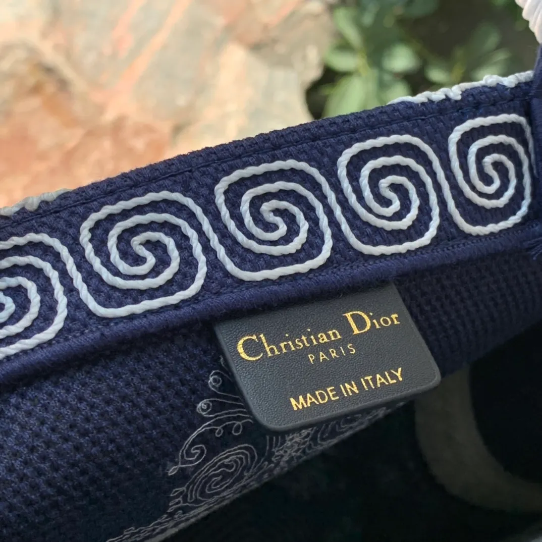 Top upgraded version💰1500 Size 36.5 x 28 x 17.5 CM Latest blue embroidery. Overseas original factory channels! Can be directly supplied to major purchasing platforms at home and abroad! The Lady D-Lite handbag combines classic elegance with the D brand's stylish flair. Blue style, white stitch pattern embroidery, just like a work full of ancient Greek style! The best concave shape artifact that is very suitable for taking to the beach or traveling! Picking it up feels like holding a piece of art, it’s eye-catching and worth five stars!