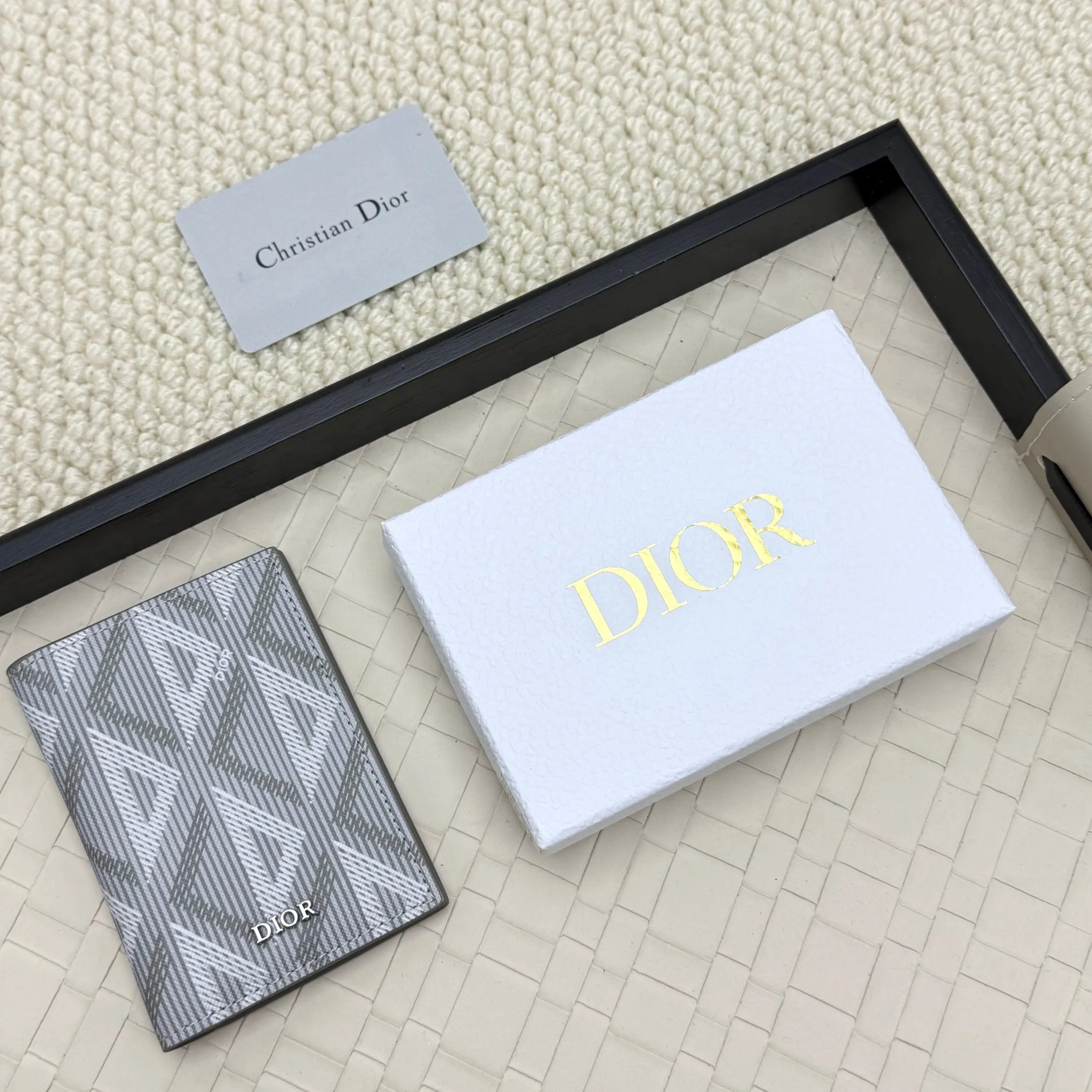 💰120💋Dior’s new bi-fold card holder is an elegant accessory that showcases Dior’s exquisite craftsmanship. Crafted from black inlaid grained calfskin, this card holder is detailed with beige and black Oblique print fabric details that accentuate the classic saddle silhouette. There are three card slots on each side and two compartments for storing bills and cash. Elegantly styled with a metal-clad brass Dior signature on the front, it fits easily into any pocket. Style number: H138 Size: 8.2*11.2cm