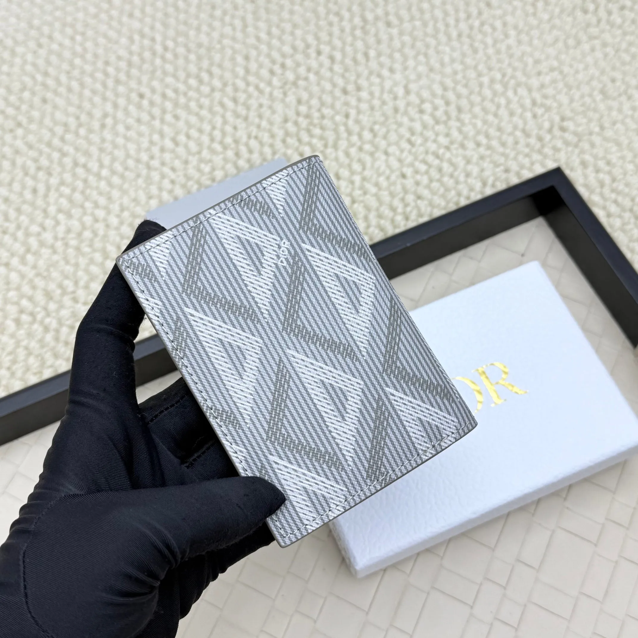 💰120💋Dior’s new bi-fold card holder is an elegant accessory that showcases Dior’s exquisite craftsmanship. Crafted from black inlaid grained calfskin, this card holder is detailed with beige and black Oblique print fabric details that accentuate the classic saddle silhouette. There are three card slots on each side and two compartments for storing bills and cash. Elegantly styled with a metal-clad brass Dior signature on the front, it fits easily into any pocket. Style number: H138 Size: 8.2*11.2cm