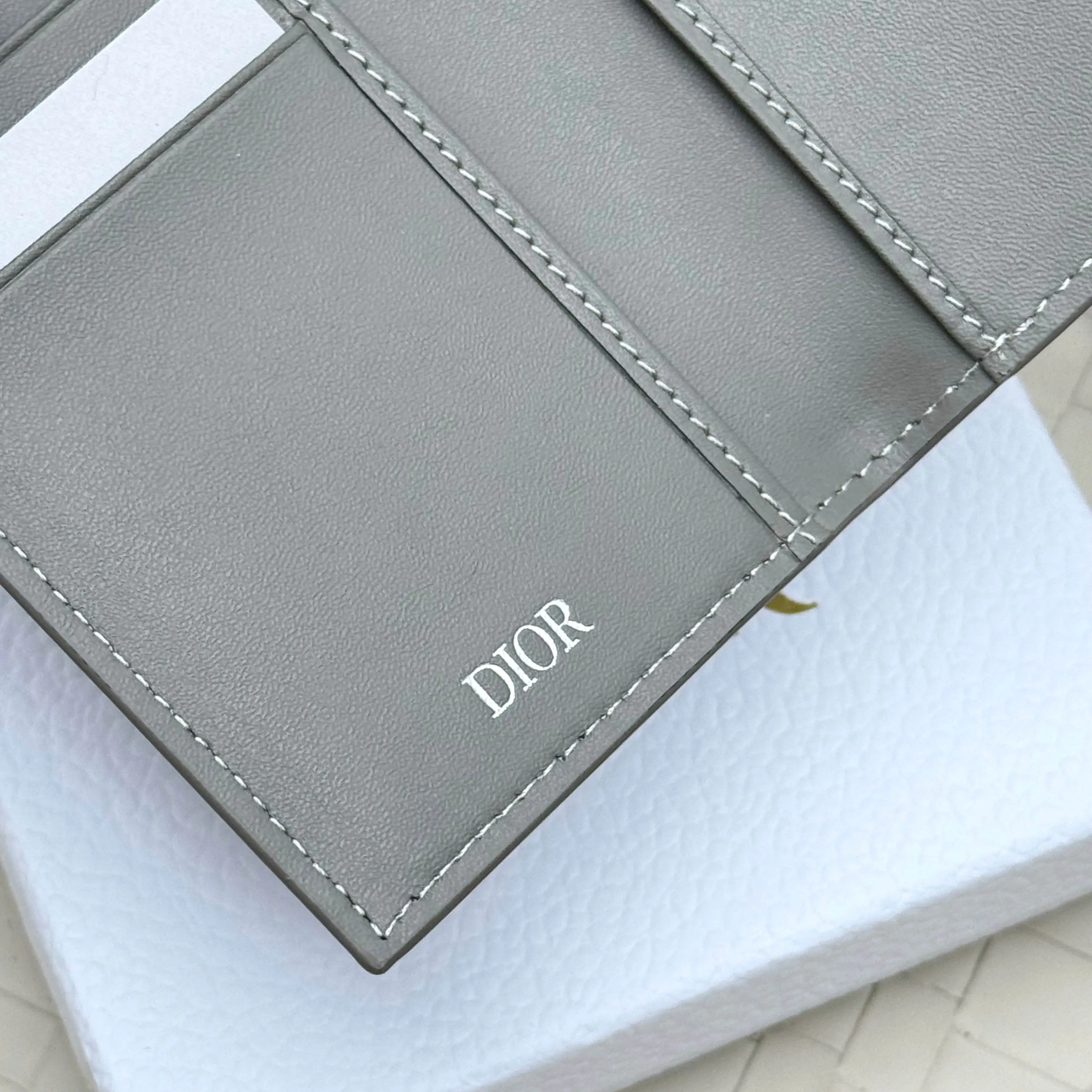 💰120💋Dior’s new bi-fold card holder is an elegant accessory that showcases Dior’s exquisite craftsmanship. Crafted from black inlaid grained calfskin, this card holder is detailed with beige and black Oblique print fabric details that accentuate the classic saddle silhouette. There are three card slots on each side and two compartments for storing bills and cash. Elegantly styled with a metal-clad brass Dior signature on the front, it fits easily into any pocket. Style number: H138 Size: 8.2*11.2cm