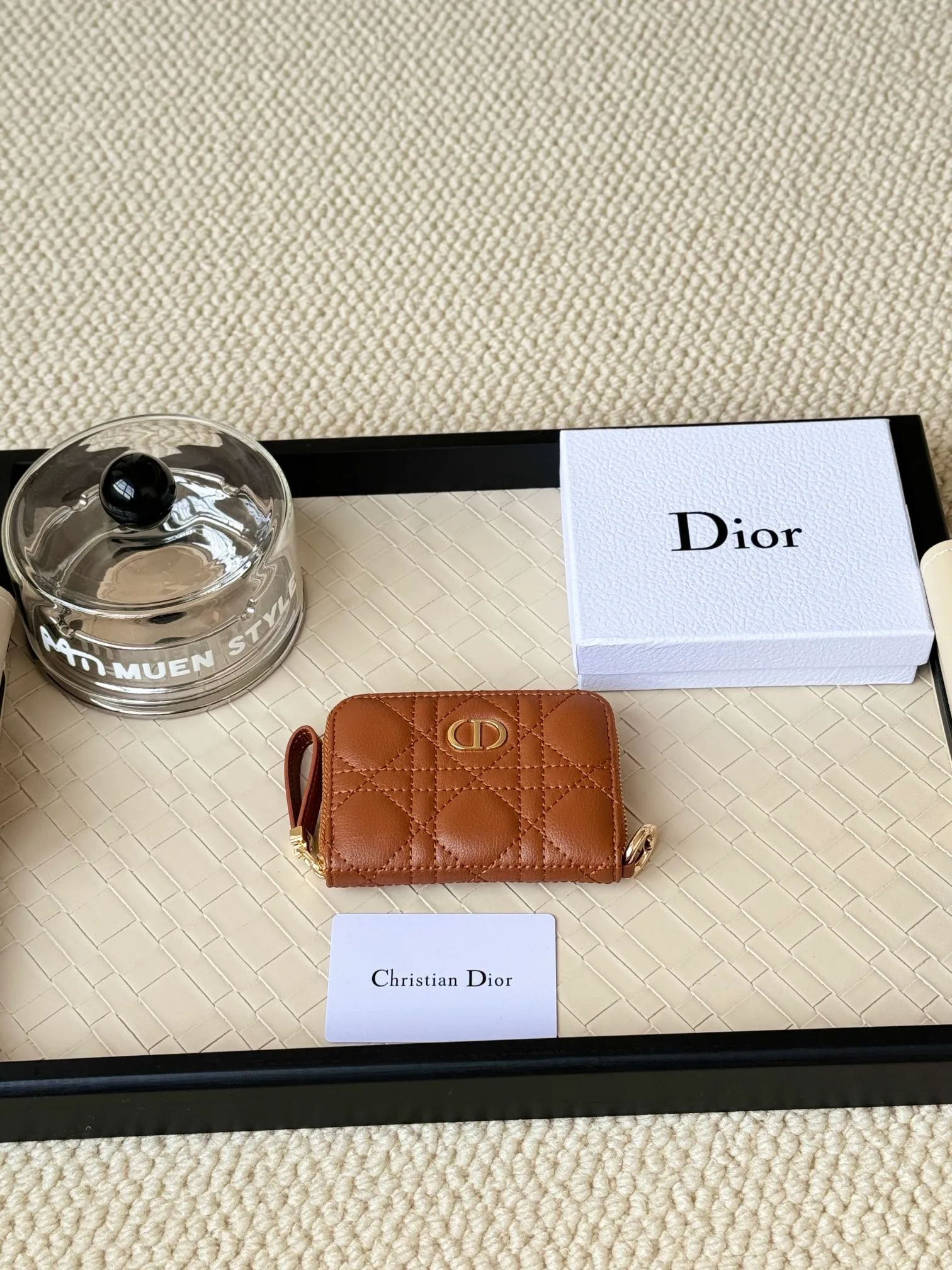 💰150dior New Caro Zippered Card Holder I love it. I originally wanted to buy a wallet, but I fell in love with this card holder. The size is just right and there are enough card slots. When Sydney is on lockdown and you can't go to the store, SA will send you photos and payment links. It's very convenient. I paid in the morning and received it in the afternoon. I think it looks better than the zipper card holder in C. The small metal ring next to the zipper is convenient for connecting the card holder to the bag and is not easy to lose. The calfskin material feels great. No.: S5034 Carol grain (size 9*11cm)
