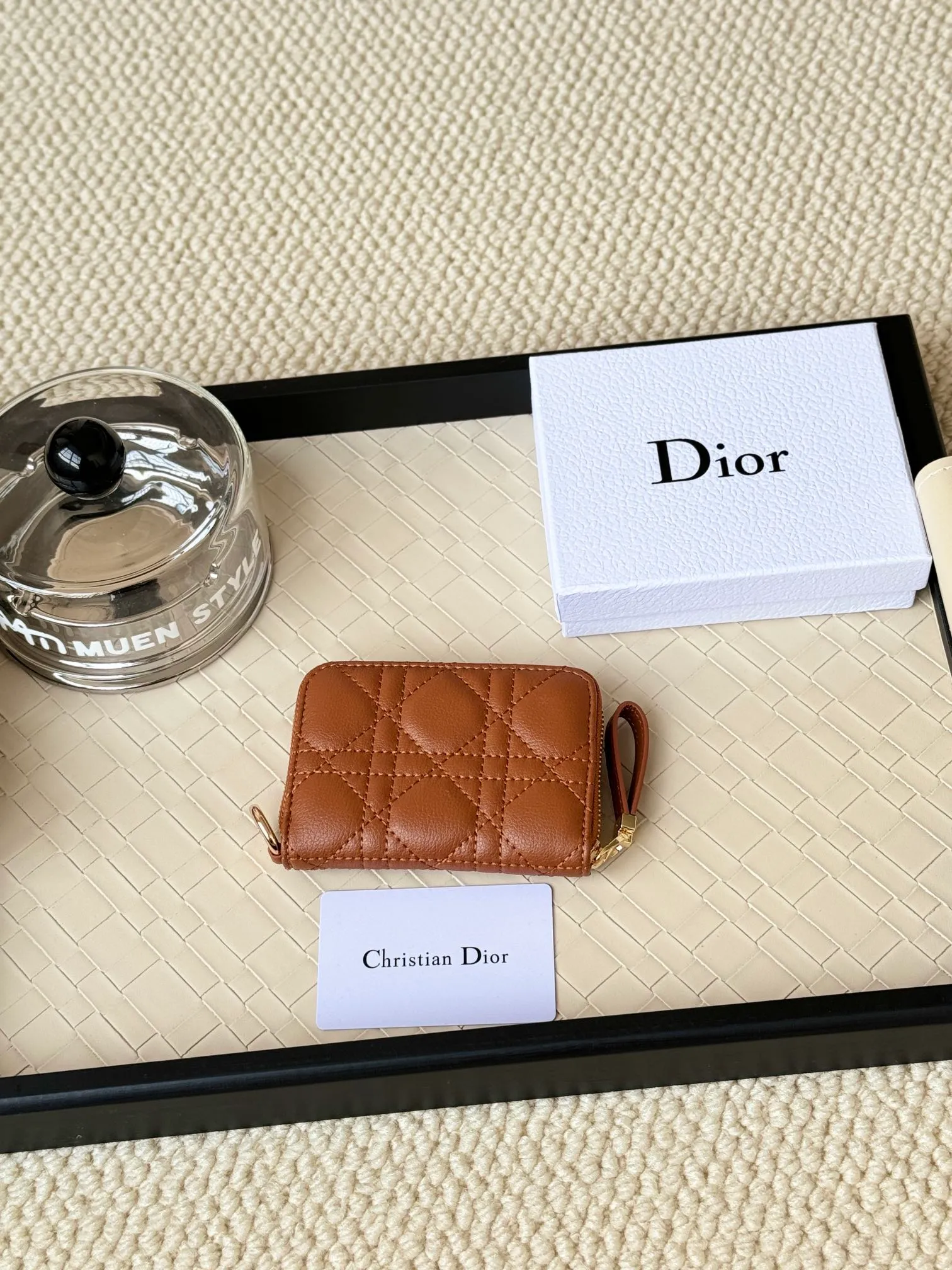 💰150dior New Caro Zippered Card Holder I love it. I originally wanted to buy a wallet, but I fell in love with this card holder. The size is just right and there are enough card slots. When Sydney is on lockdown and you can't go to the store, SA will send you photos and payment links. It's very convenient. I paid in the morning and received it in the afternoon. I think it looks better than the zipper card holder in C. The small metal ring next to the zipper is convenient for connecting the card holder to the bag and is not easy to lose. The calfskin material feels great. No.: S5034 Carol grain (size 9*11cm)
