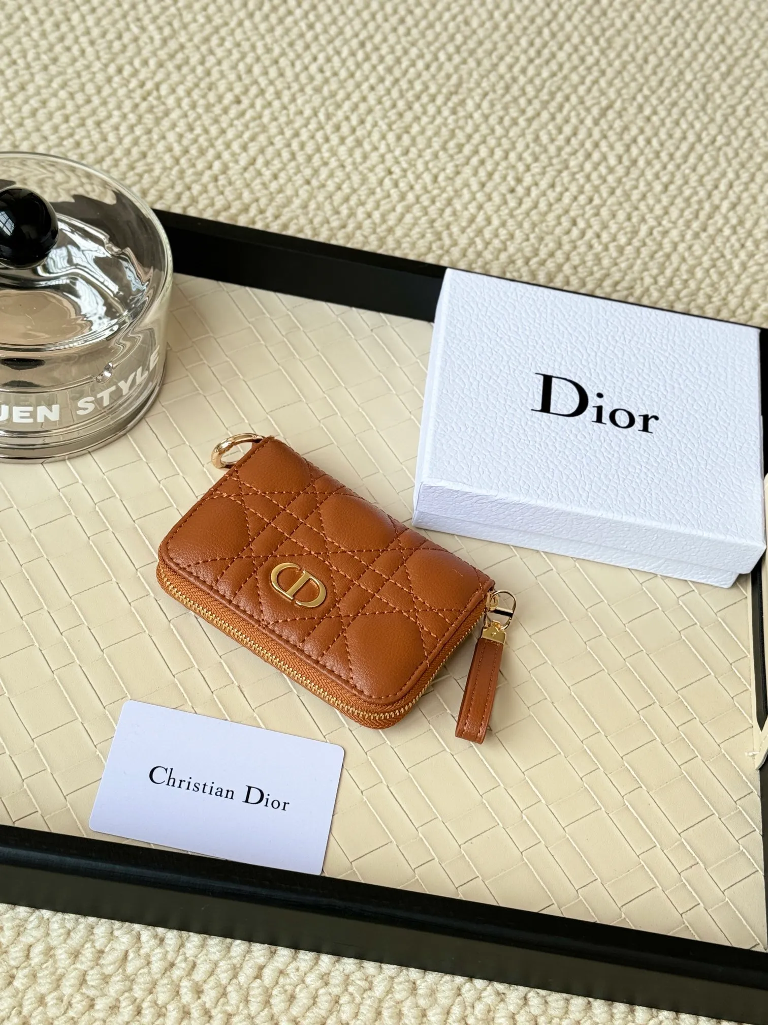 💰150dior New Caro Zippered Card Holder I love it. I originally wanted to buy a wallet, but I fell in love with this card holder. The size is just right and there are enough card slots. When Sydney is on lockdown and you can't go to the store, SA will send you photos and payment links. It's very convenient. I paid in the morning and received it in the afternoon. I think it looks better than the zipper card holder in C. The small metal ring next to the zipper is convenient for connecting the card holder to the bag and is not easy to lose. The calfskin material feels great. No.: S5034 Carol grain (size 9*11cm)