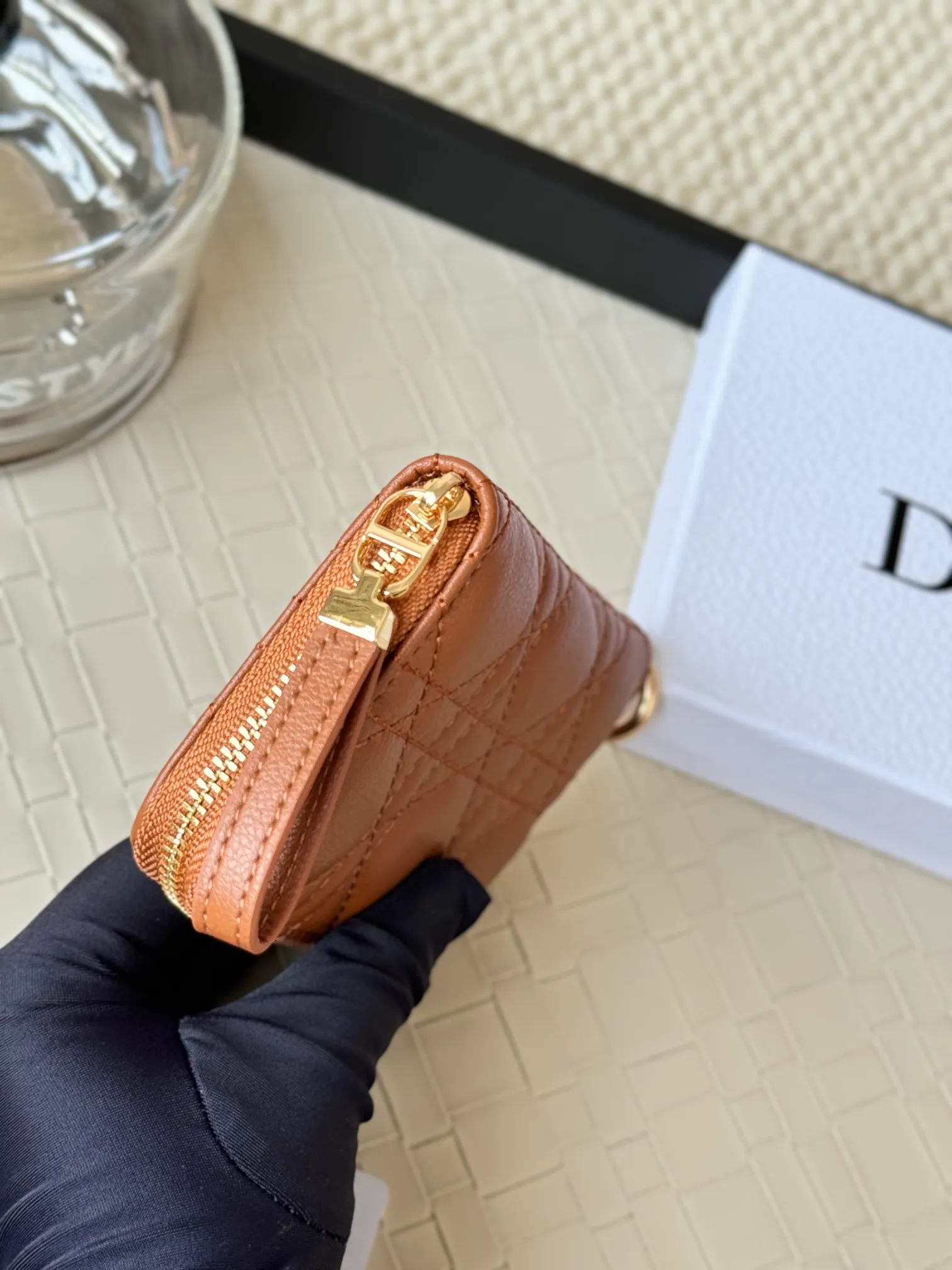 💰150dior New Caro Zippered Card Holder I love it. I originally wanted to buy a wallet, but I fell in love with this card holder. The size is just right and there are enough card slots. When Sydney is on lockdown and you can't go to the store, SA will send you photos and payment links. It's very convenient. I paid in the morning and received it in the afternoon. I think it looks better than the zipper card holder in C. The small metal ring next to the zipper is convenient for connecting the card holder to the bag and is not easy to lose. The calfskin material feels great. No.: S5034 Carol grain (size 9*11cm)