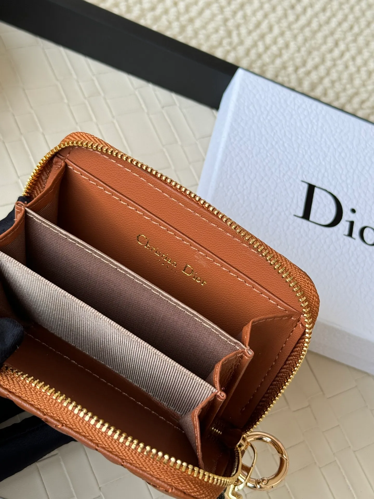 💰150dior New Caro Zippered Card Holder I love it. I originally wanted to buy a wallet, but I fell in love with this card holder. The size is just right and there are enough card slots. When Sydney is on lockdown and you can't go to the store, SA will send you photos and payment links. It's very convenient. I paid in the morning and received it in the afternoon. I think it looks better than the zipper card holder in C. The small metal ring next to the zipper is convenient for connecting the card holder to the bag and is not easy to lose. The calfskin material feels great. No.: S5034 Carol grain (size 9*11cm)